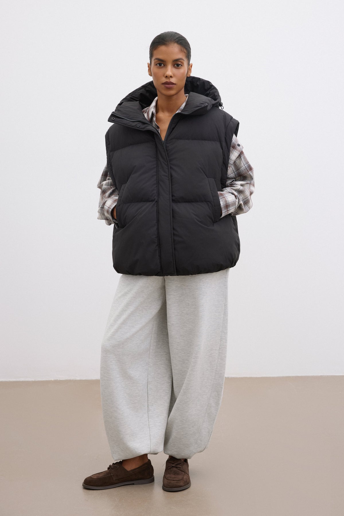 Die Jacke getragen als lange schwarze Steppweste mit abgenommenen Ärmeln für den Übergangs-Look 