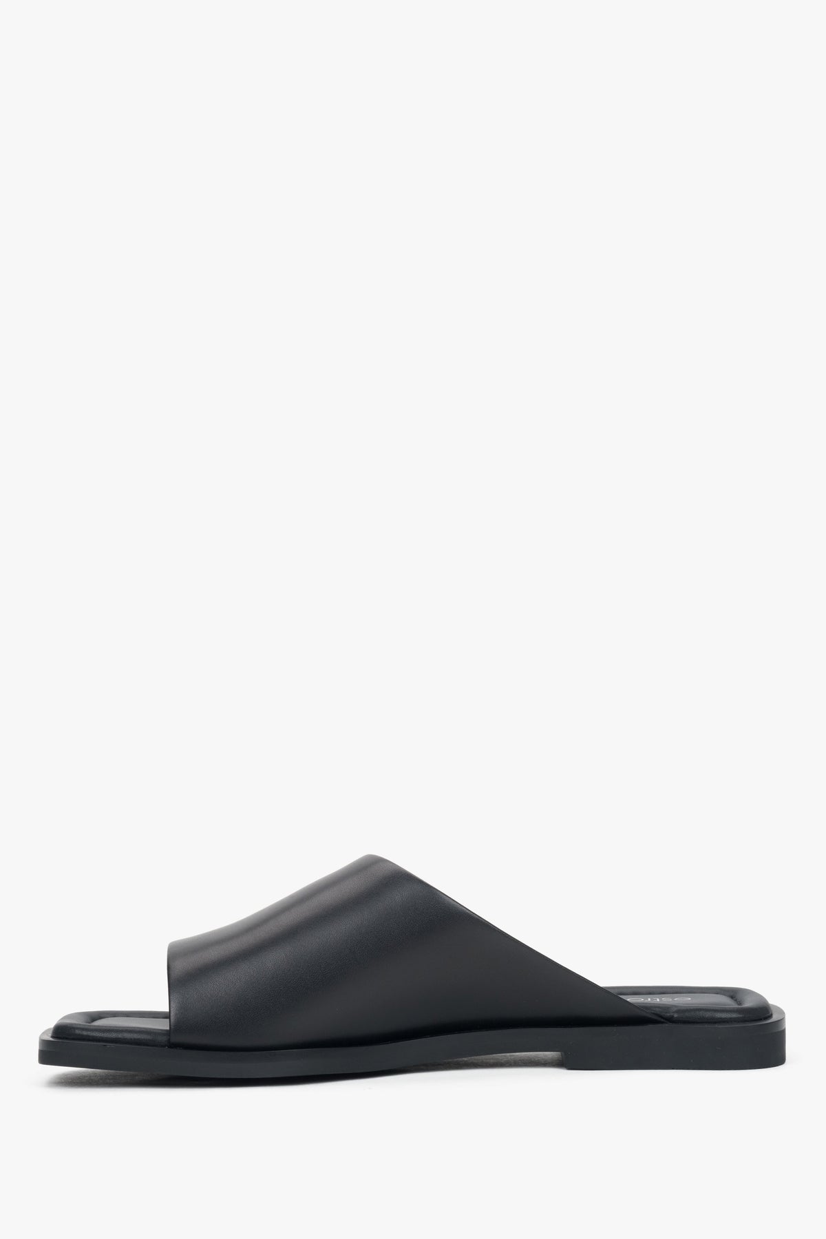 Profilansicht der bequemen schwarzen Schlupfschuhe für Damen von Estro.