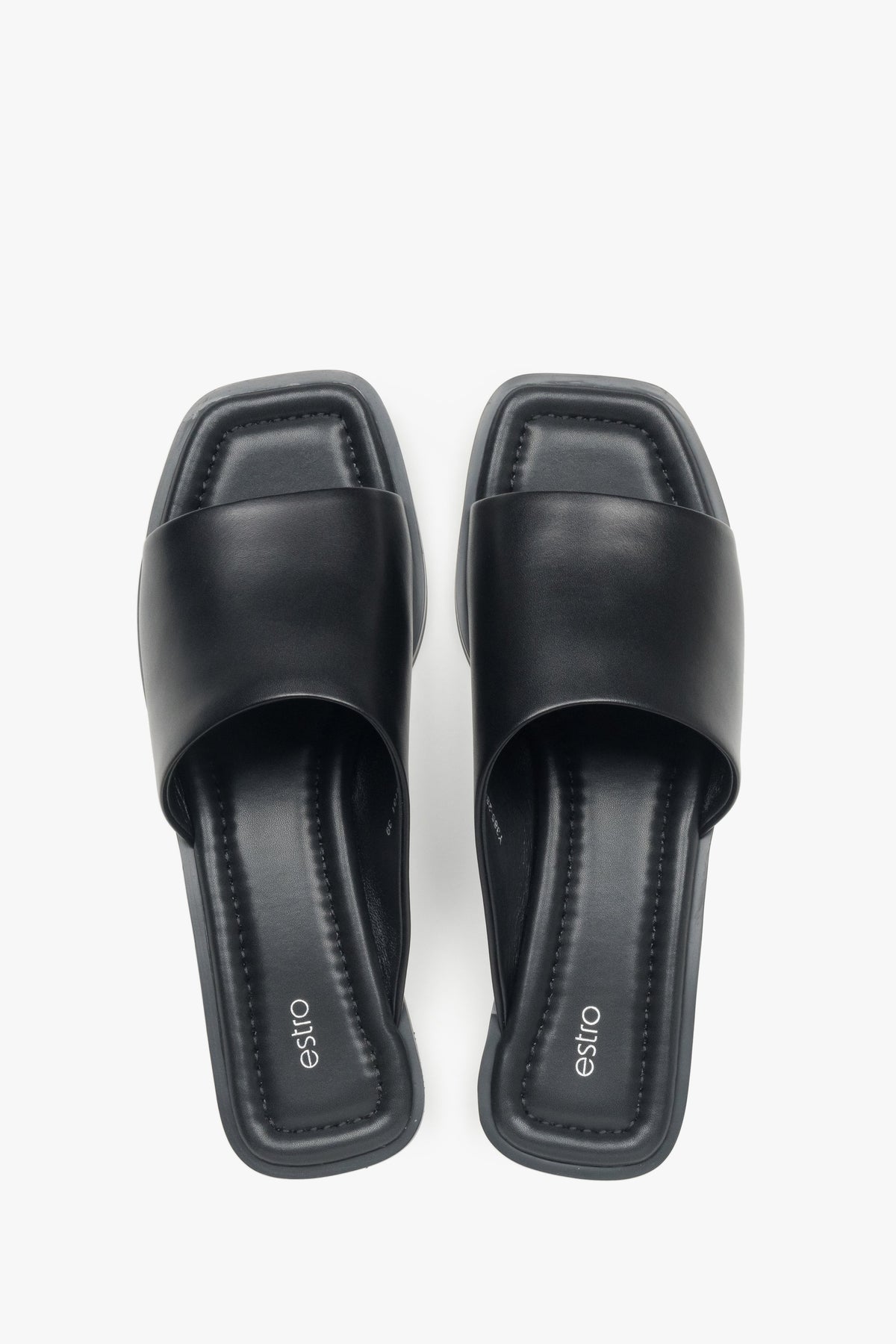 Draufsicht auf die Pantoletten, welche die modische Square-Toe Form deutlich hervorhebt.