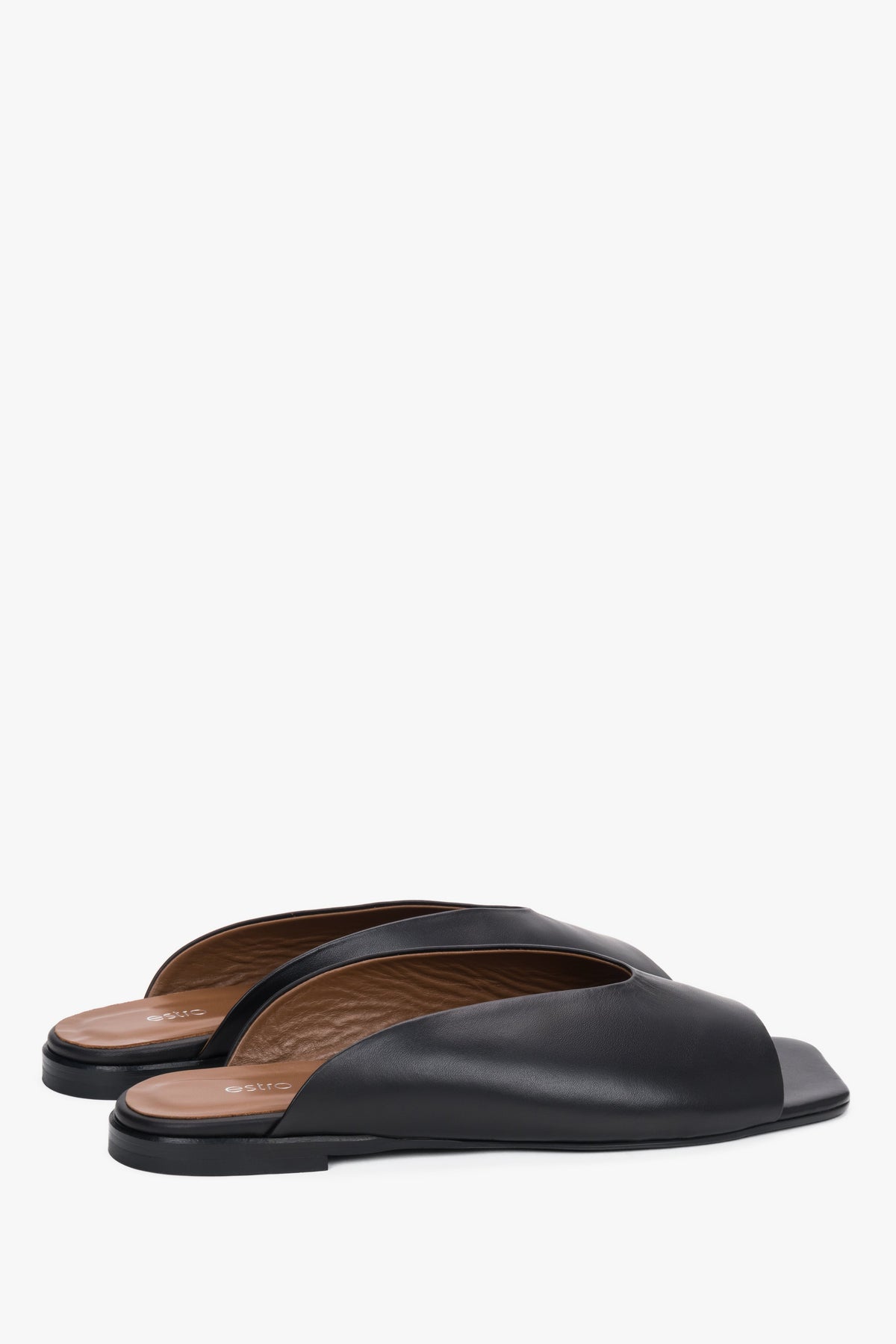 Rückwärtige Schrägansicht der schwarzen Square-Toe-Pantoletten für Damen