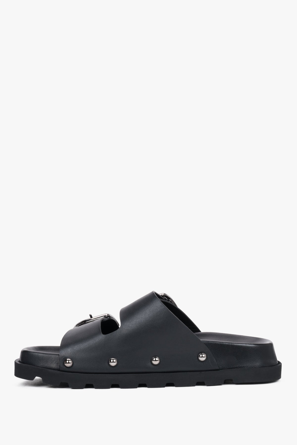 Schwarze Damen-Pantolette aus Leder von der Seite mit breiten Riemen und flacher Sohle