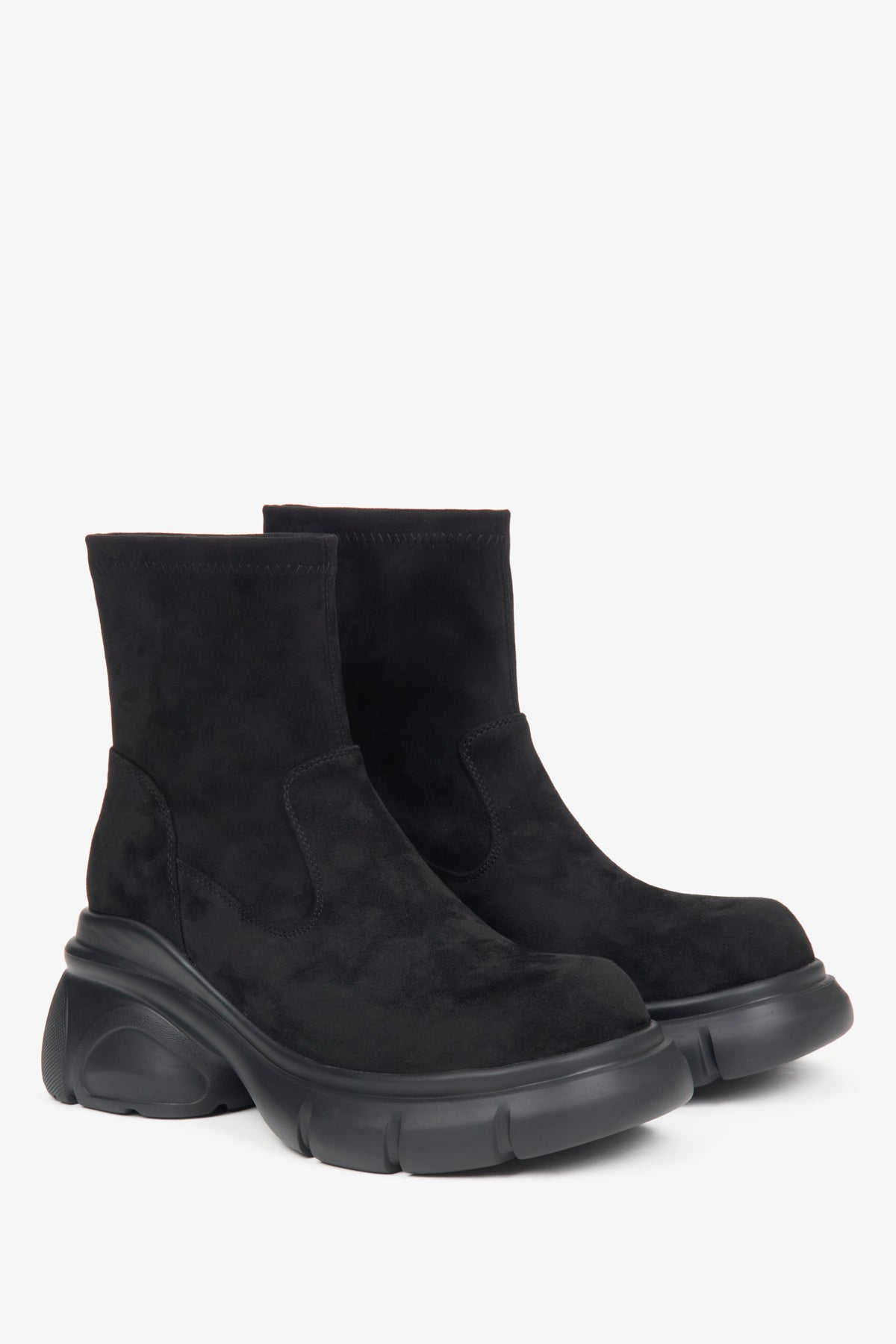 Damen-Chelsea-Boots aus schwarzem Veloursleder von Estro.