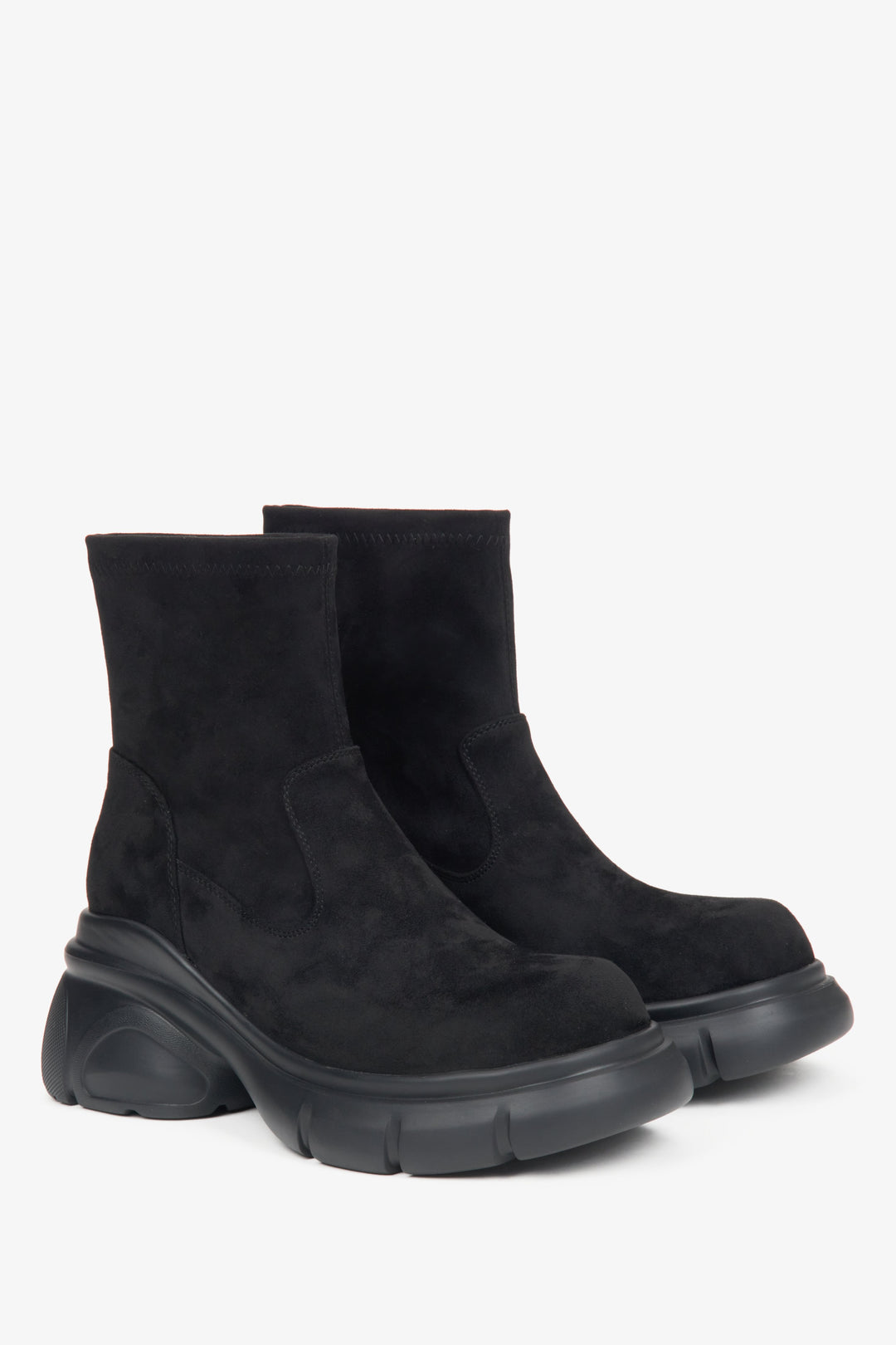Damen-Chelsea-Boots aus schwarzem Veloursleder von Estro.