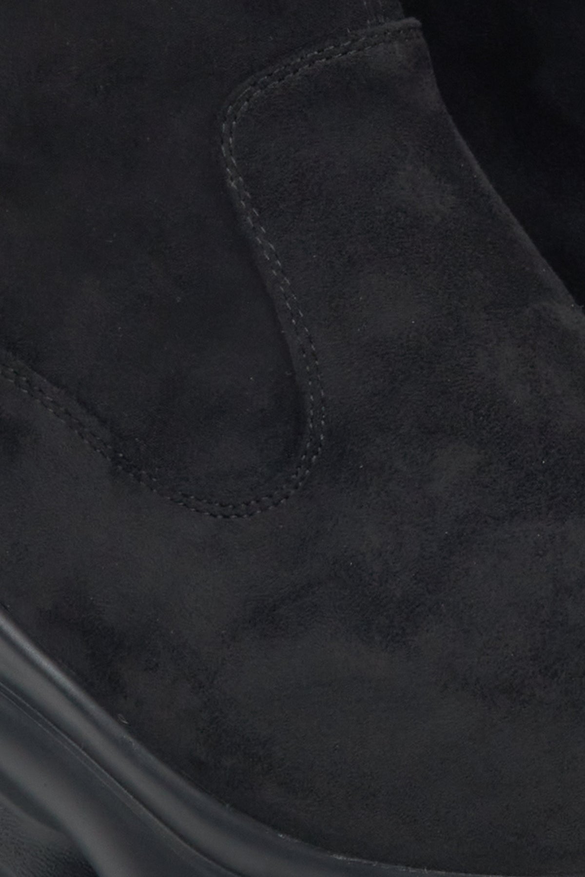 Damen-Stiefeletten aus schwarzem Veloursleder von Estro – Detailaufnahme.