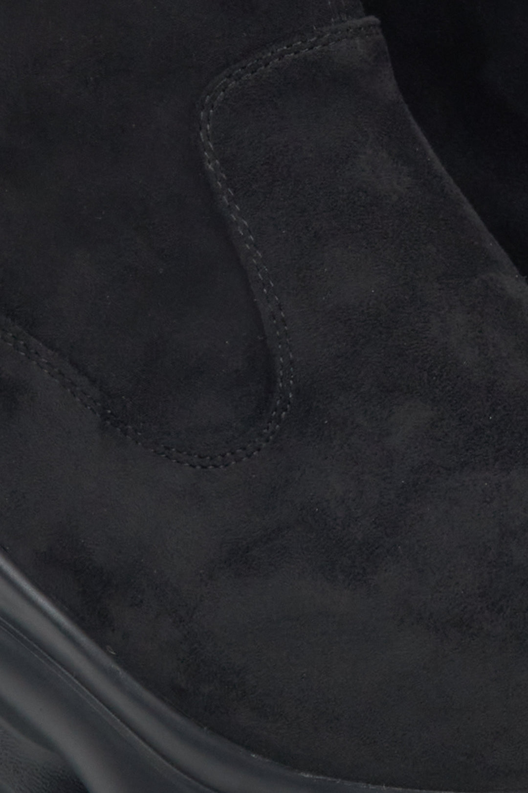Damen-Stiefeletten aus schwarzem Veloursleder von Estro – Detailaufnahme.