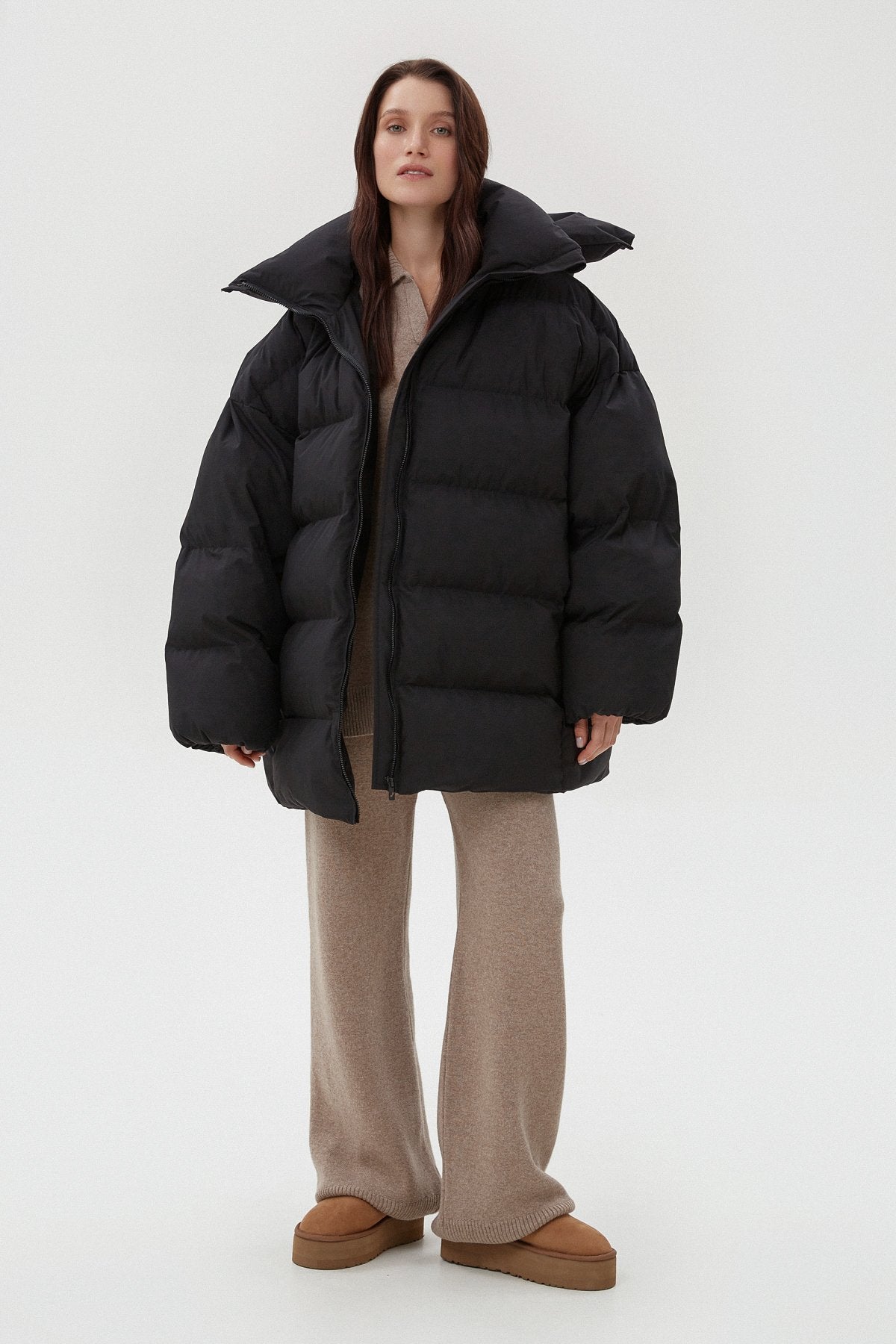 Frontale Ansicht der schwarzen Oversize-Pufferjacke an der Model