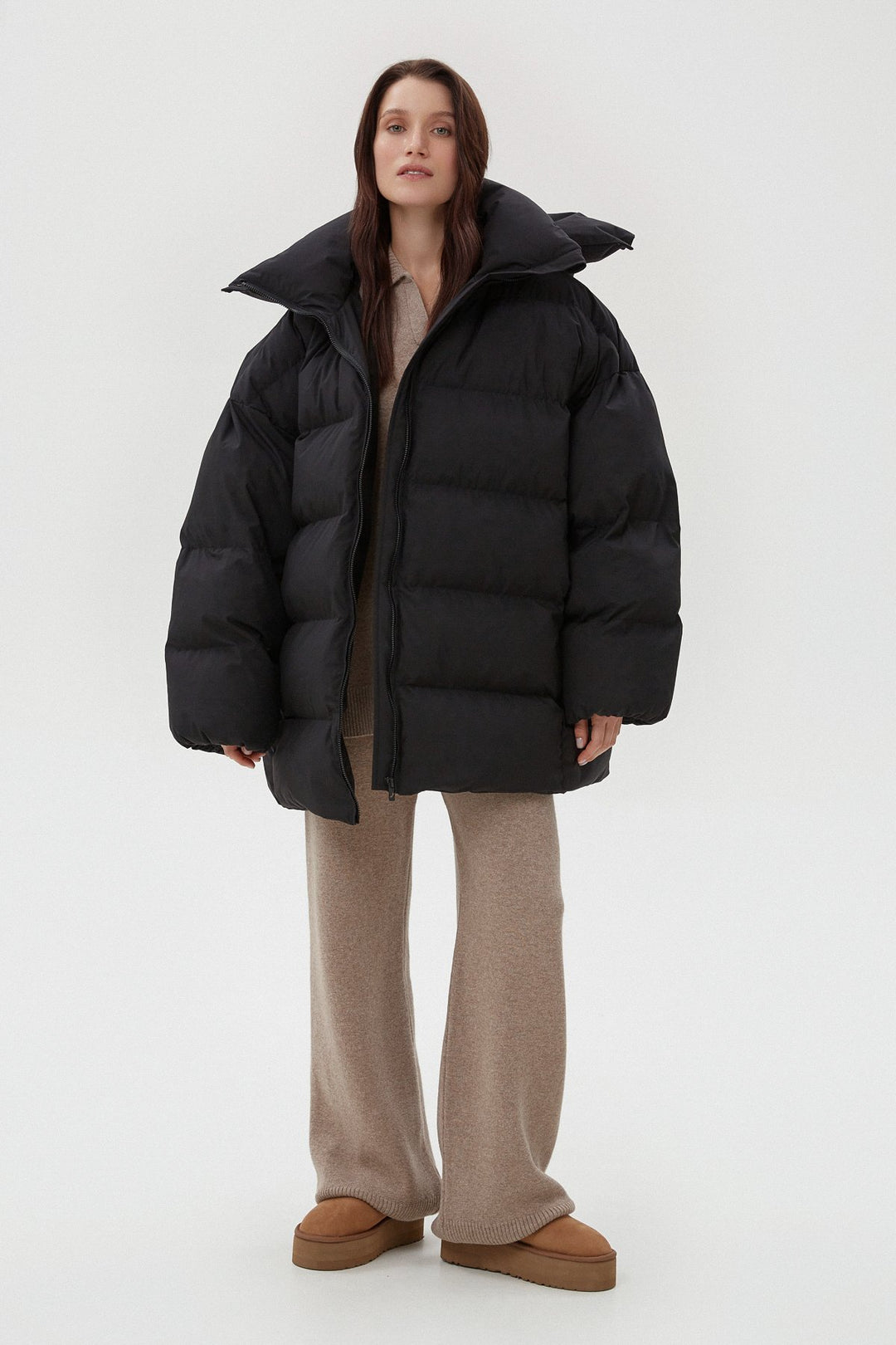 Frontale Ansicht der schwarzen Oversize-Pufferjacke an der Model