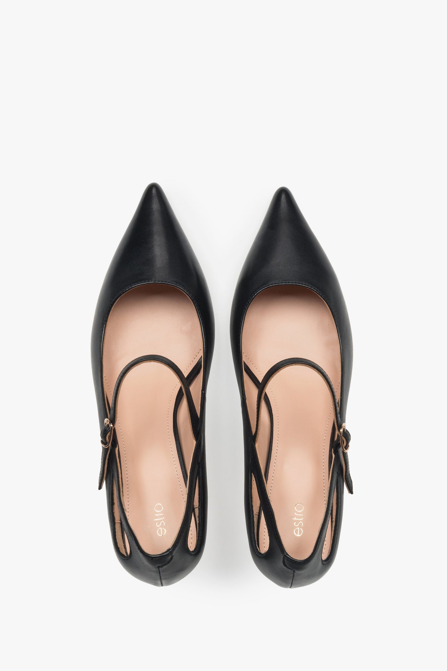 Draufsicht auf schwarze Leder-Pumps für Damen mit schmalem Riemen.