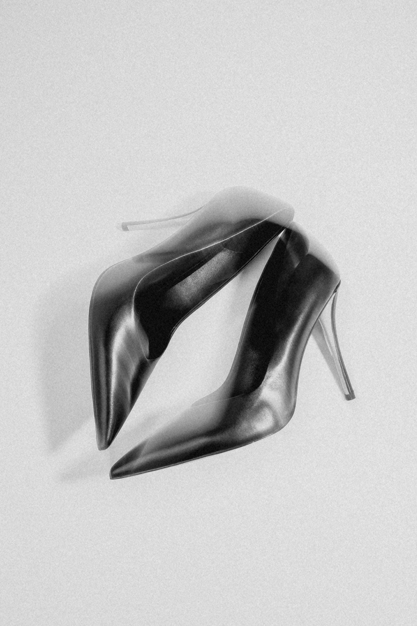 Schwarze Damen-Pumps aus Echtleder in künstlerischer Ansicht mit Stilettoabsatz