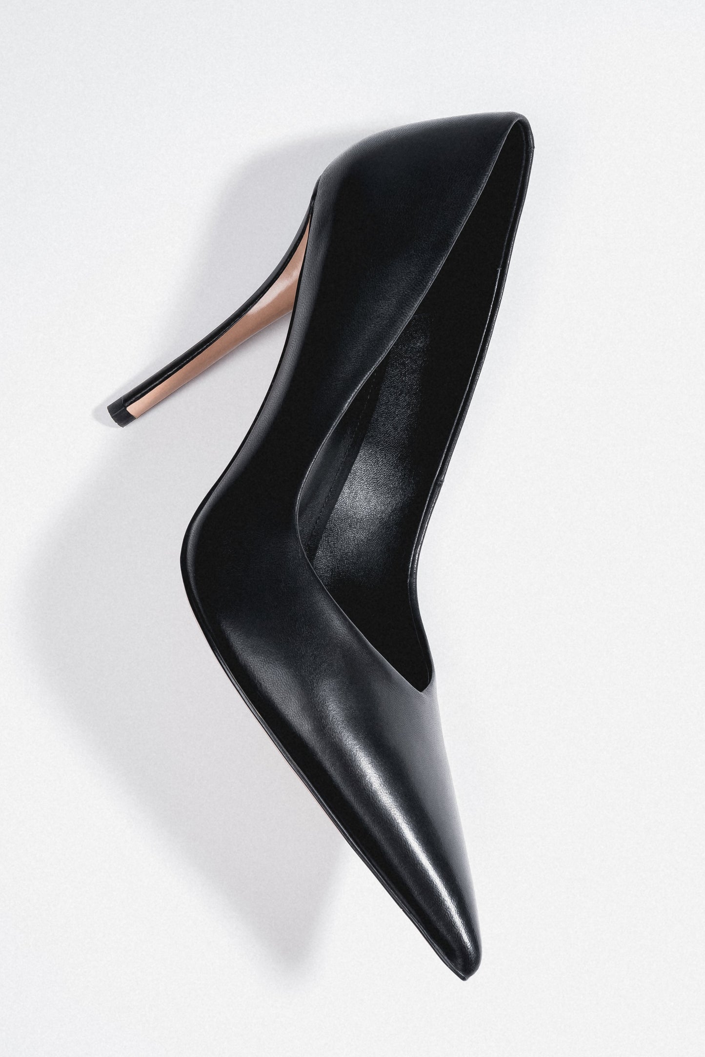 Schwarze Damen-Pumps aus Leder als Paar in schräger Seitenansicht