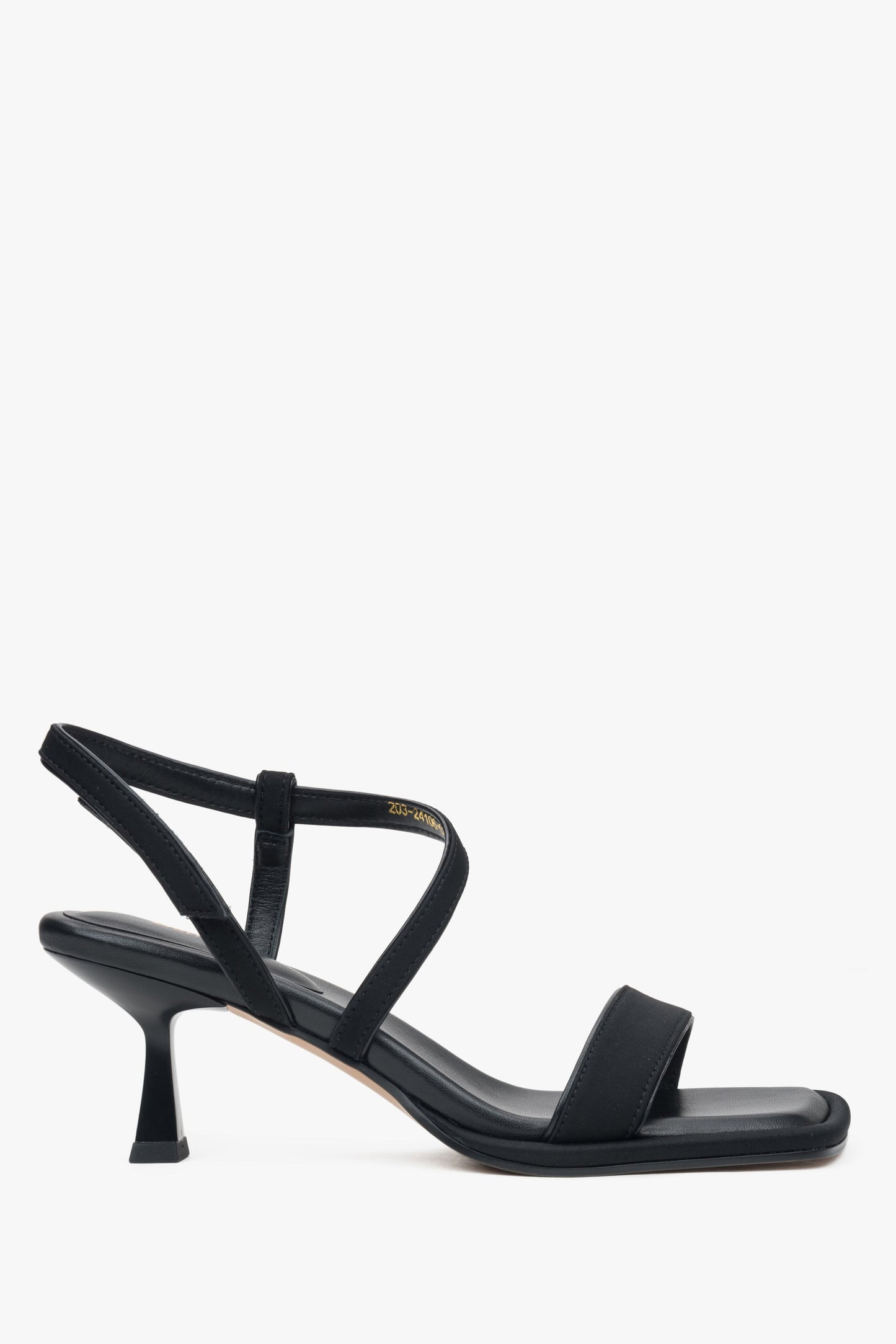 Flache Seitenansicht der schwarzen Damen-Sandalen mit 6,5 cm Kelchabsatz
