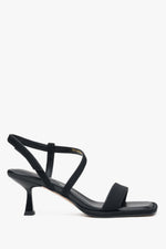 Flache Seitenansicht der schwarzen Damen-Sandalen mit 6,5 cm Kelchabsatz