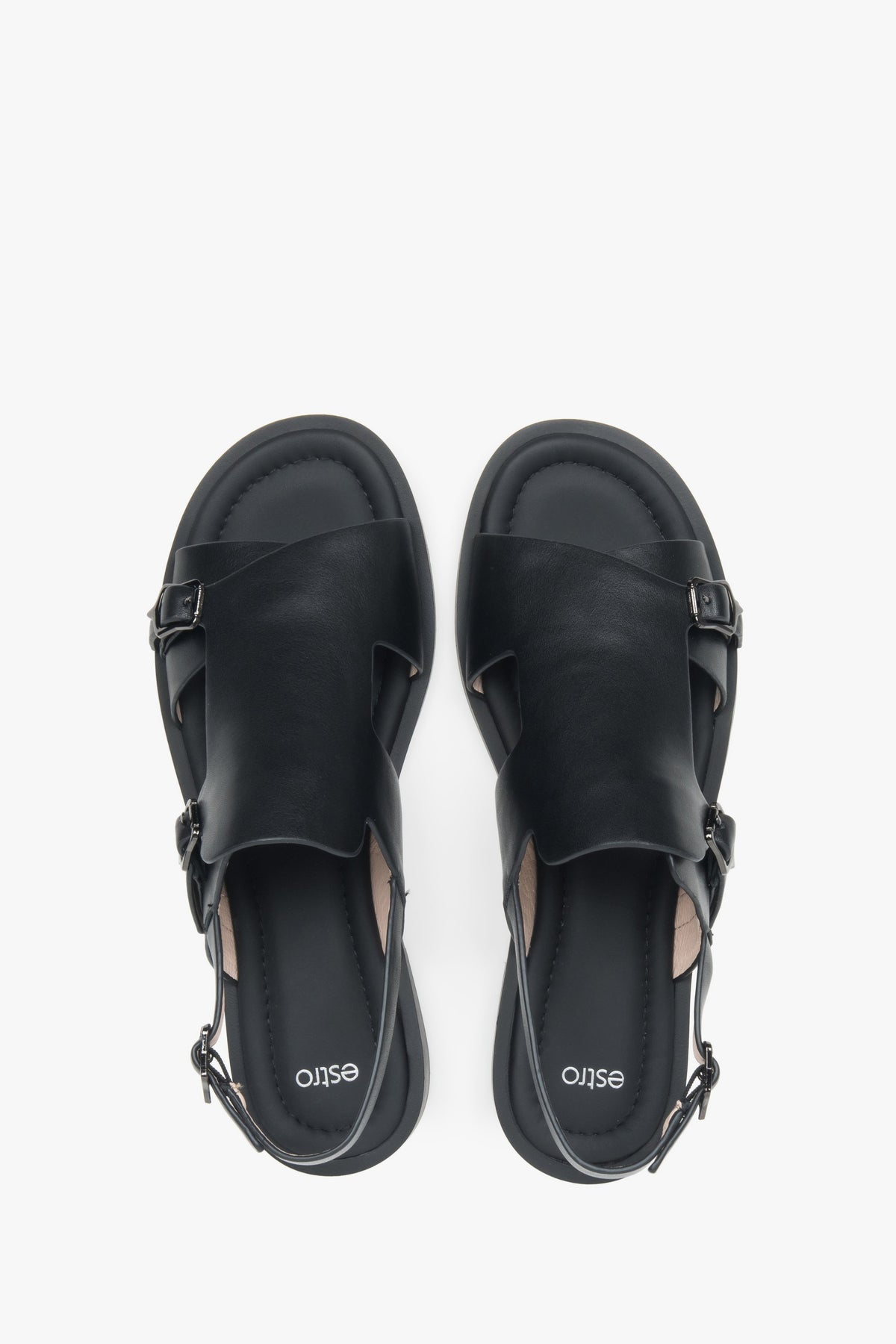 Draufsicht auf das Paar schwarzer Damen-Sandalen von Estro.