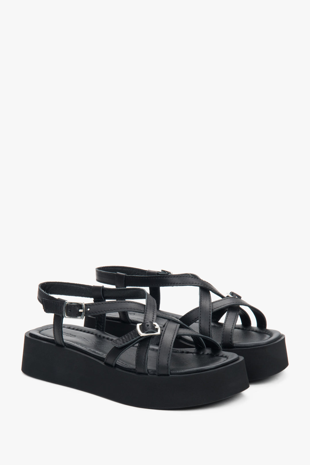 Schrägansicht des Paares schwarzer Plateau-Sandalen aus Leder mit überkreuzten Riemen