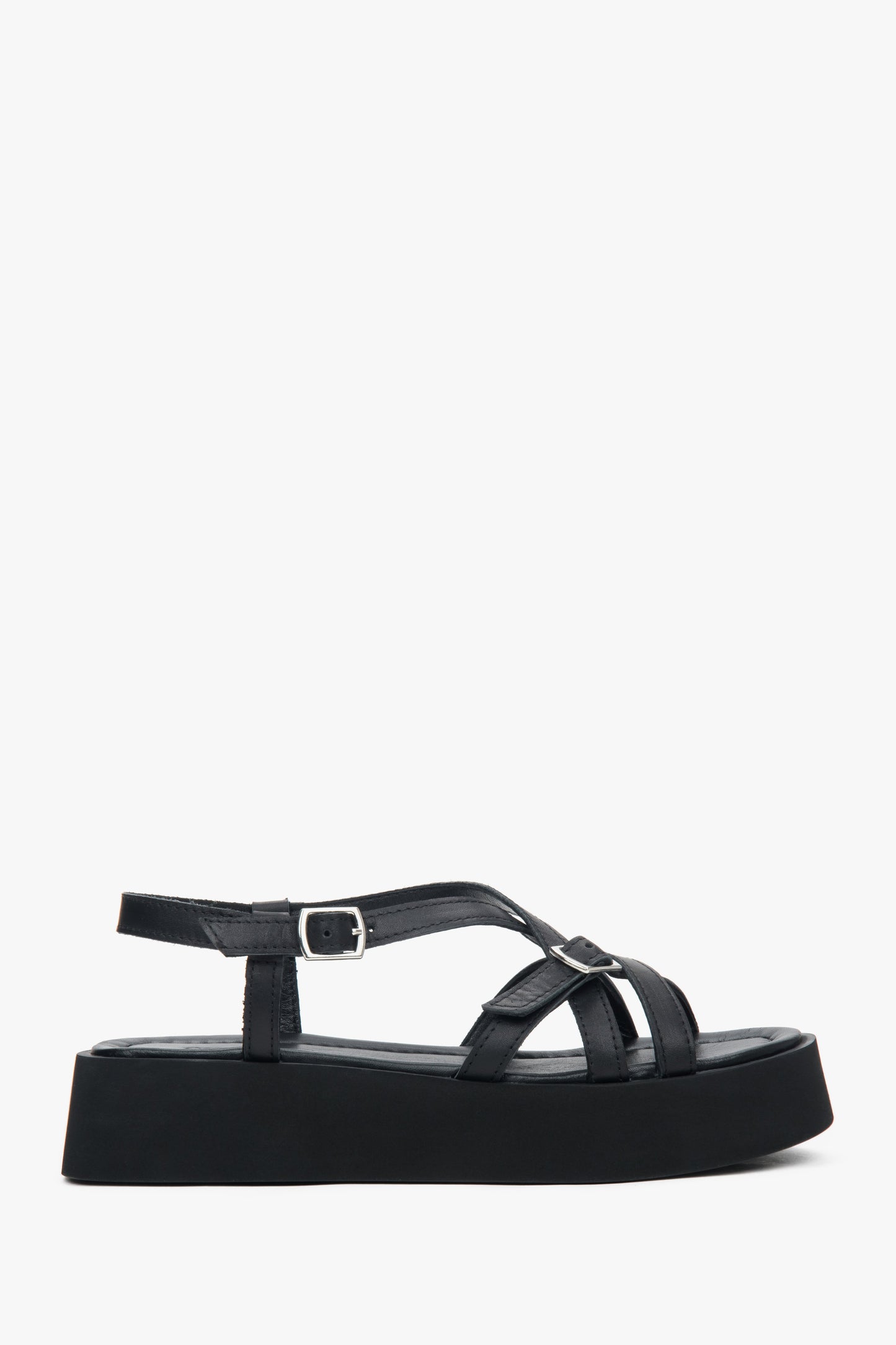 Linke Seitenansicht der schwarzen Leder-Sandalen auf 4cm Plateau