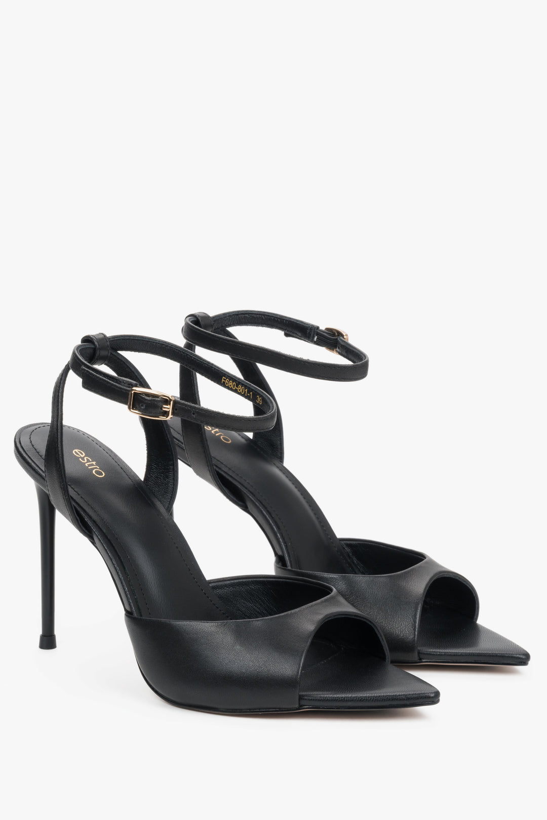 Schräge Seitenansicht der schwarzen Damen-Sandalen aus Echtleder mit hohem Absatz.