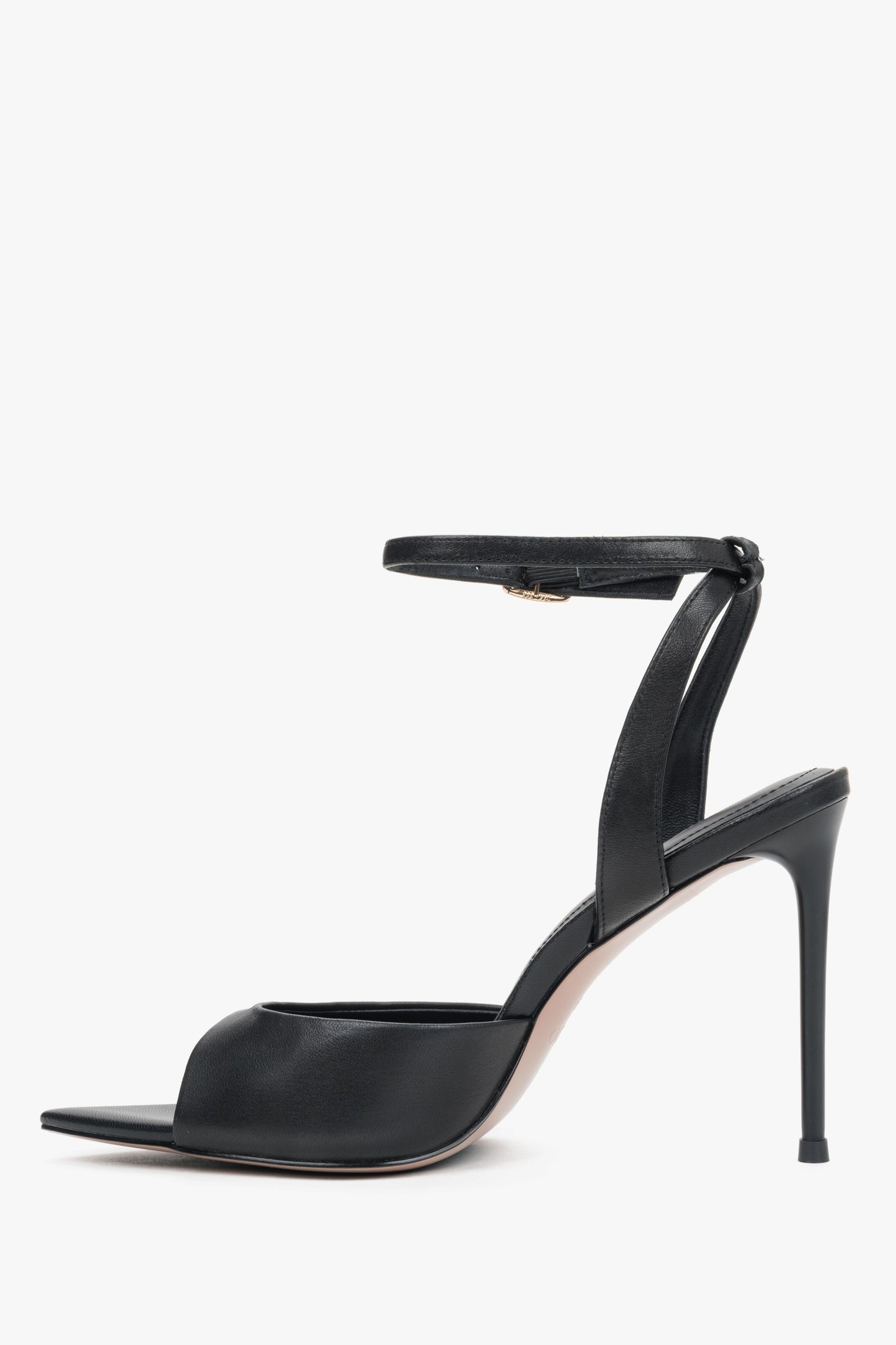 Linke Seitenansicht der eleganten schwarzen Damen-Sandalen von Estro.