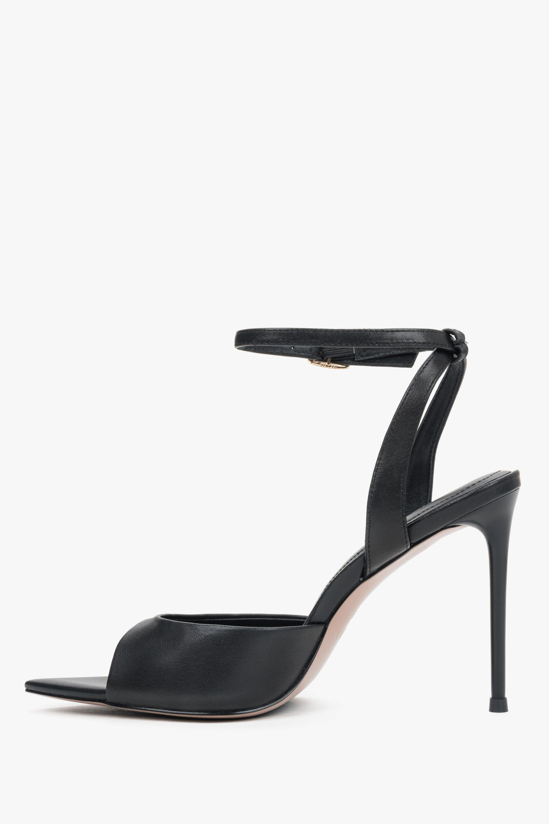 Linke Seitenansicht der eleganten schwarzen Damen-Sandalen von Estro.