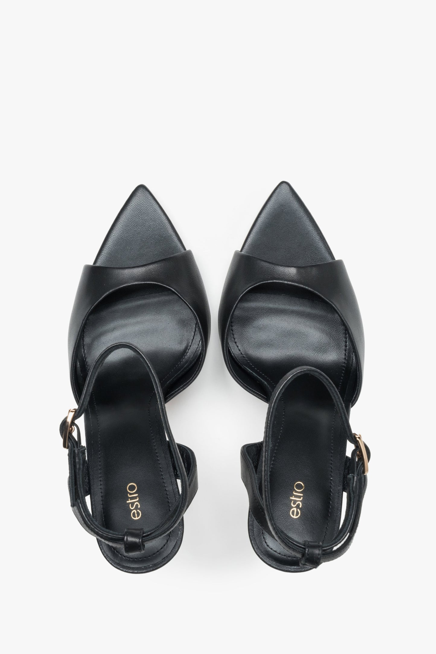 Draufsicht auf das Paar schwarzer Damen-Sandalen aus echtem Leder.