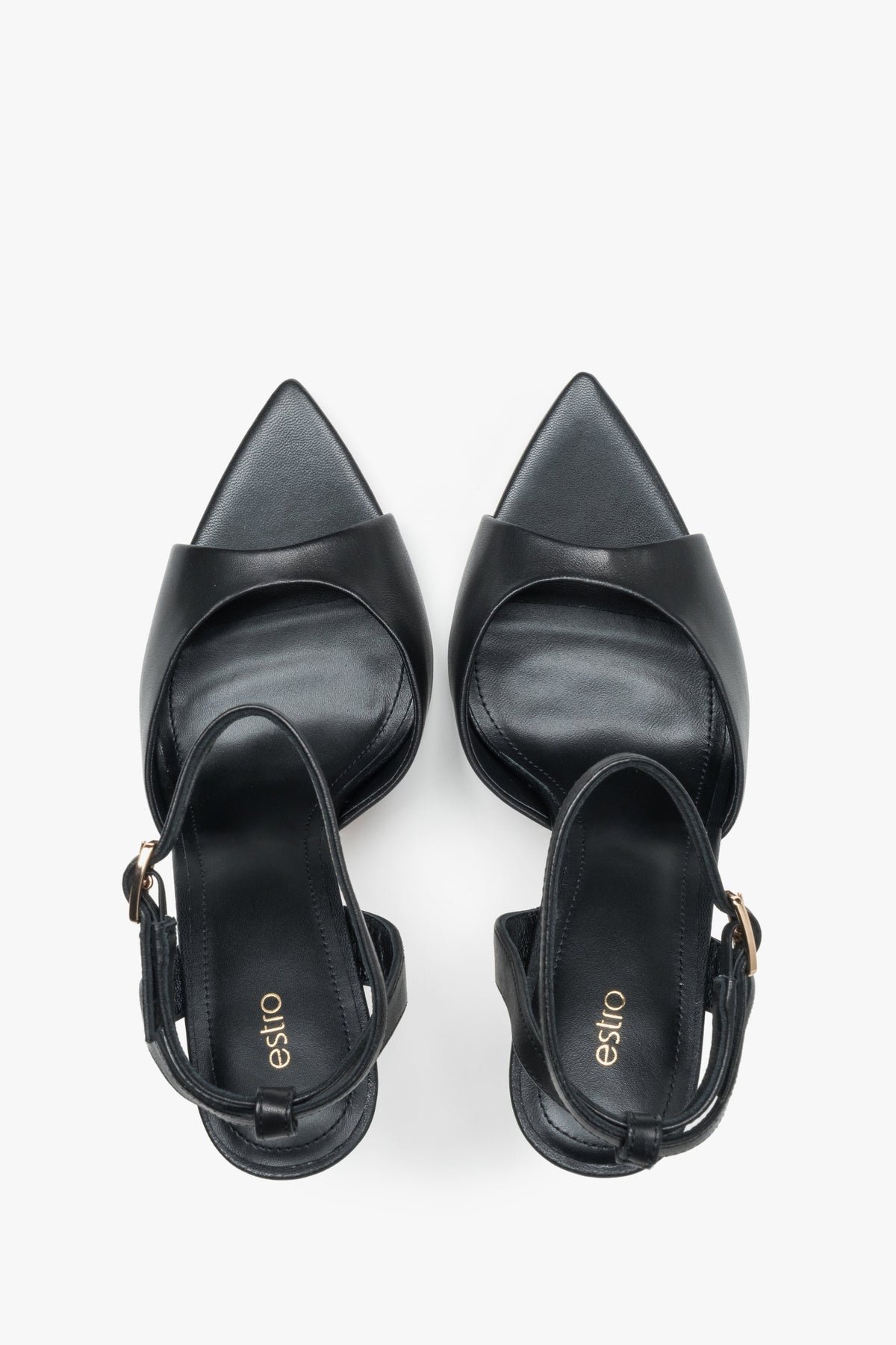 Draufsicht auf das Paar schwarzer Damen-Sandalen aus echtem Leder.