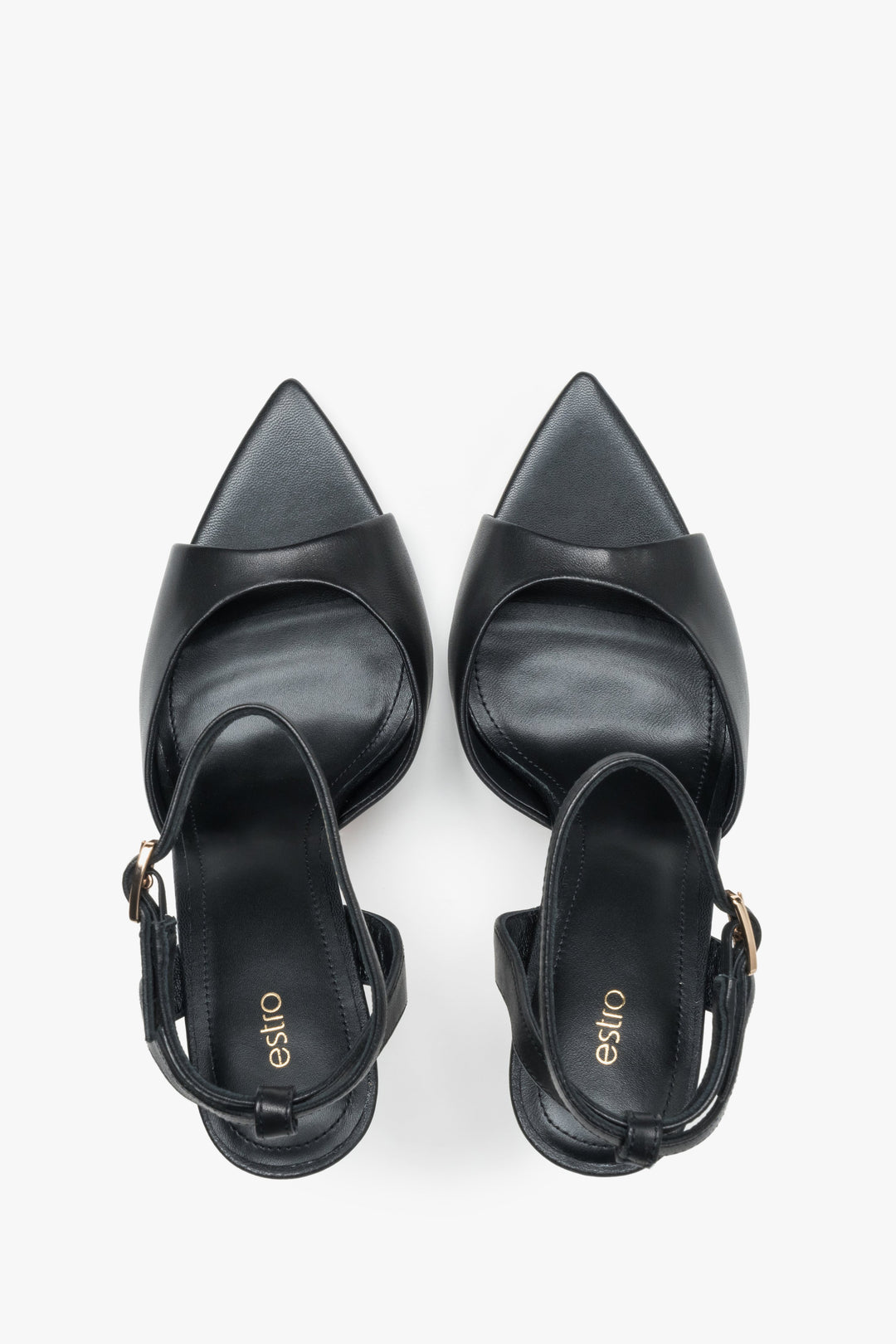 Draufsicht auf das Paar schwarzer Damen-Sandalen aus echtem Leder.