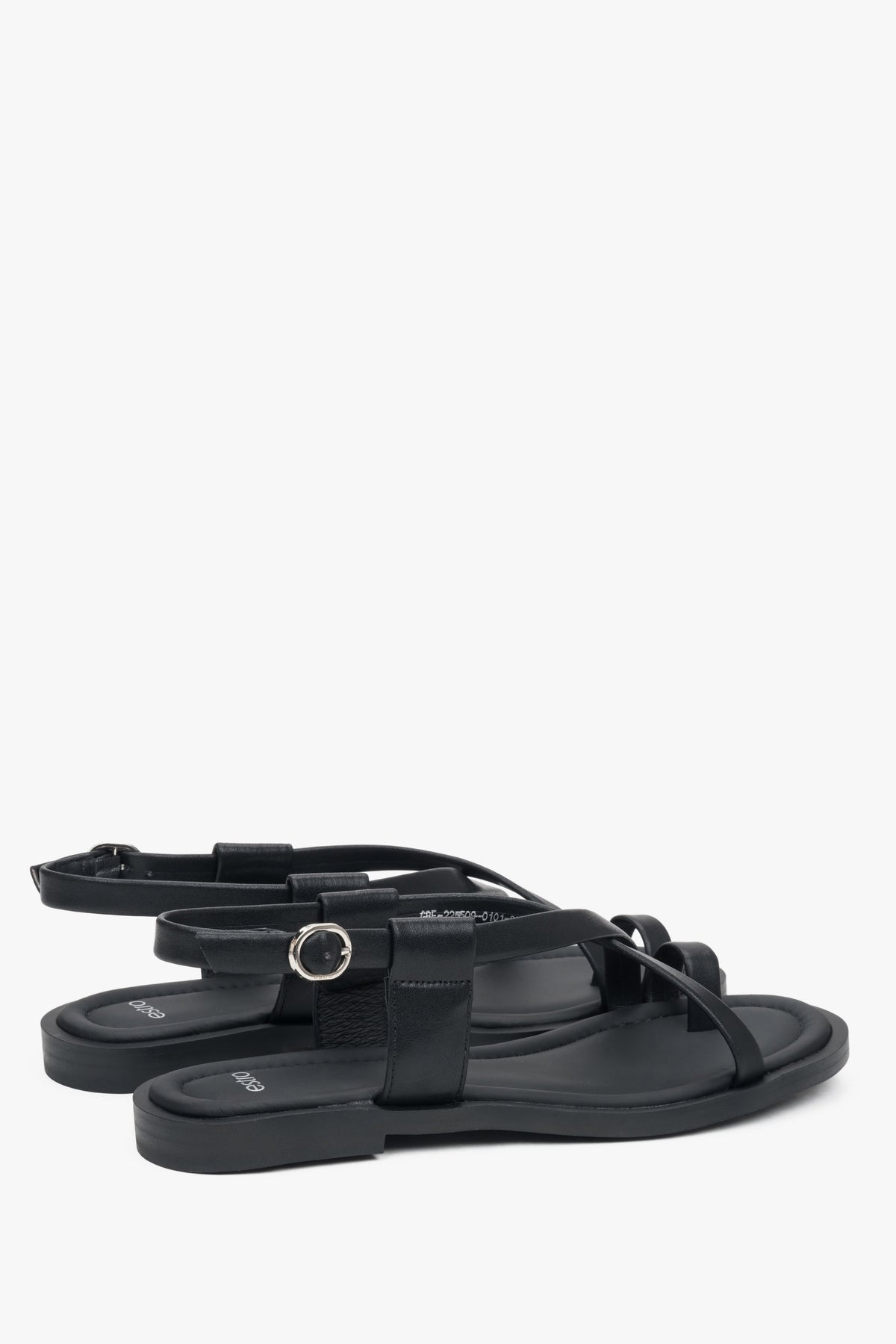 Rückansicht der flachen schwarzen Leder-Sandalen mit Riemchendesign und Schnalle.