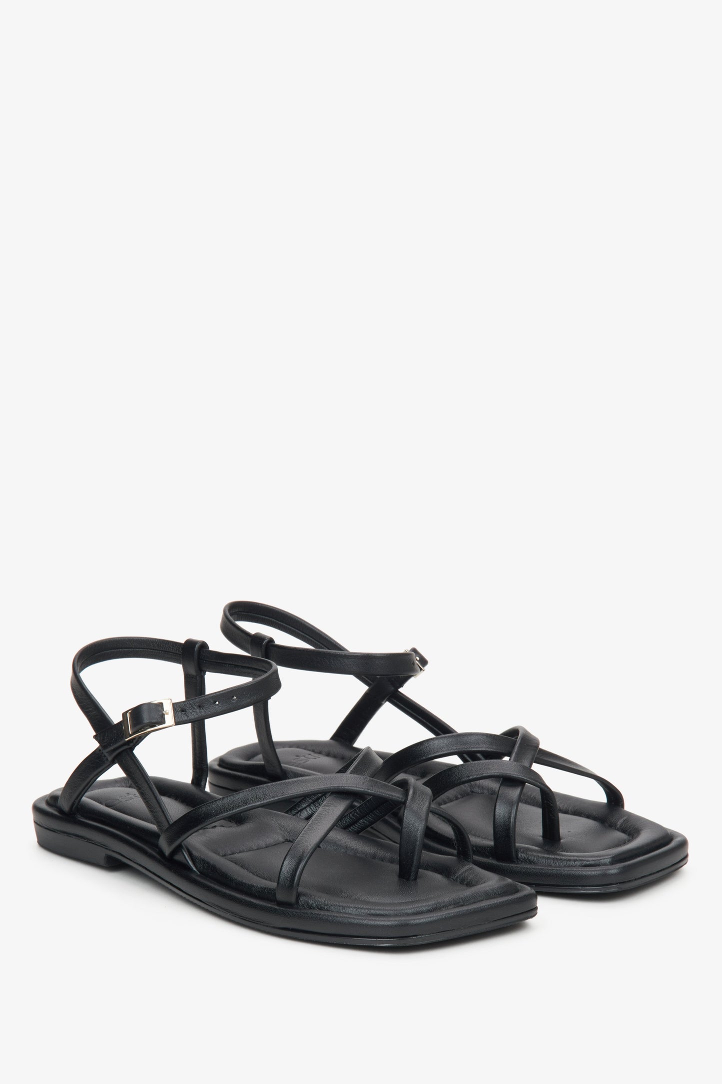 Schwarze Damen-Sandalen aus Leder in schräger Vorderansicht mit gekreuzten Riemen