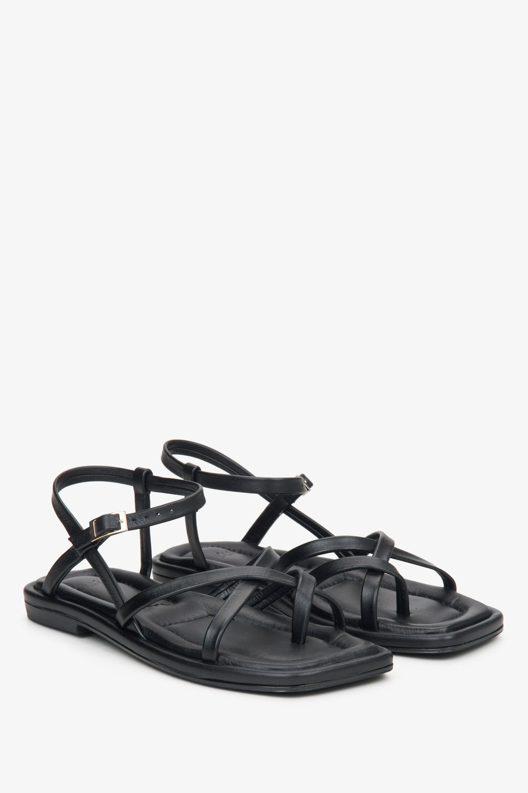 Schwarze Damen-Sandalen aus Leder in schräger Vorderansicht mit gekreuzten Riemen