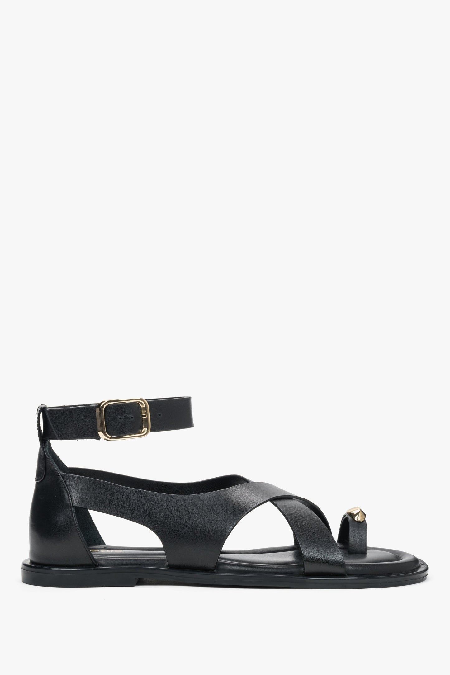 Schwarze Damen-Sandalen aus echtem Leder in seitlicher Ansicht mit goldfarbenem Zehenring