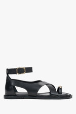 Schwarze Damen-Sandalen aus echtem Leder in seitlicher Ansicht mit goldfarbenem Zehenring