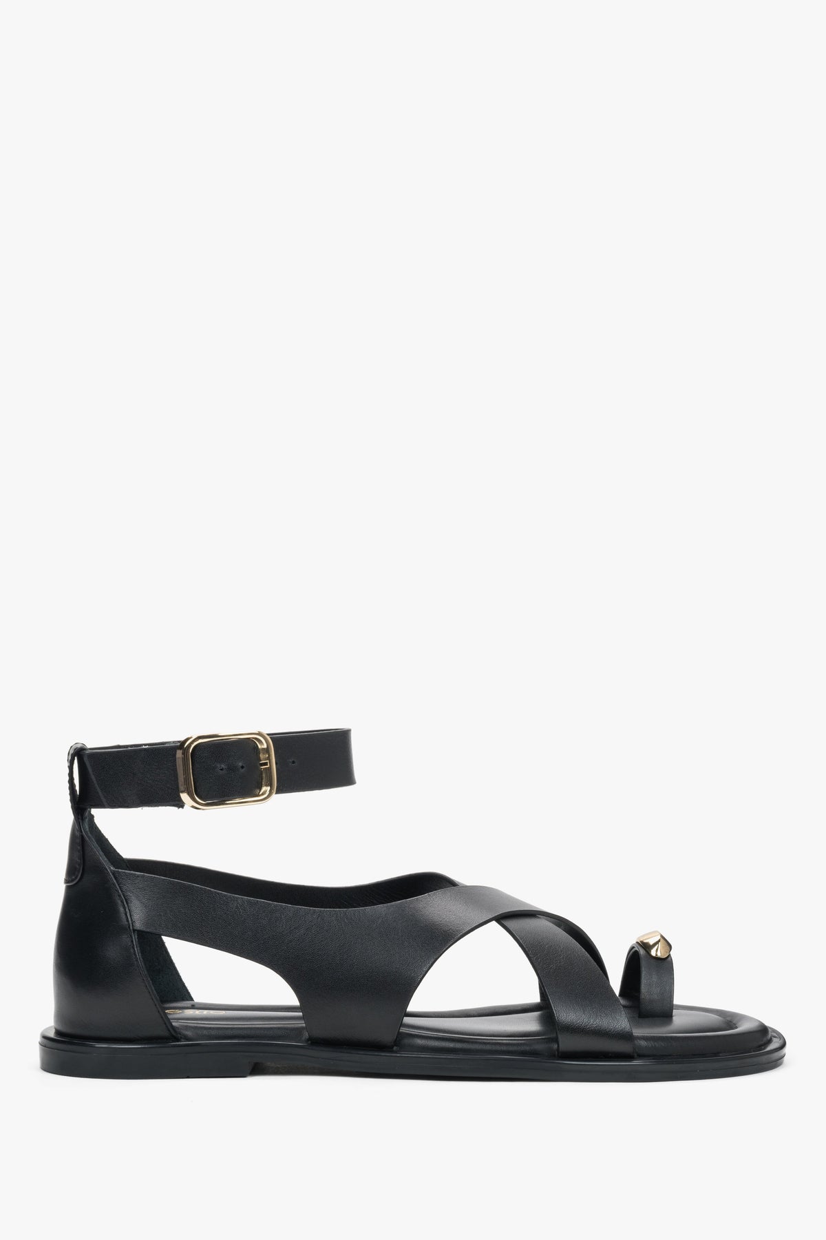 Schwarze Damen-Sandalen aus echtem Leder in seitlicher Ansicht mit goldfarbenem Zehenring
