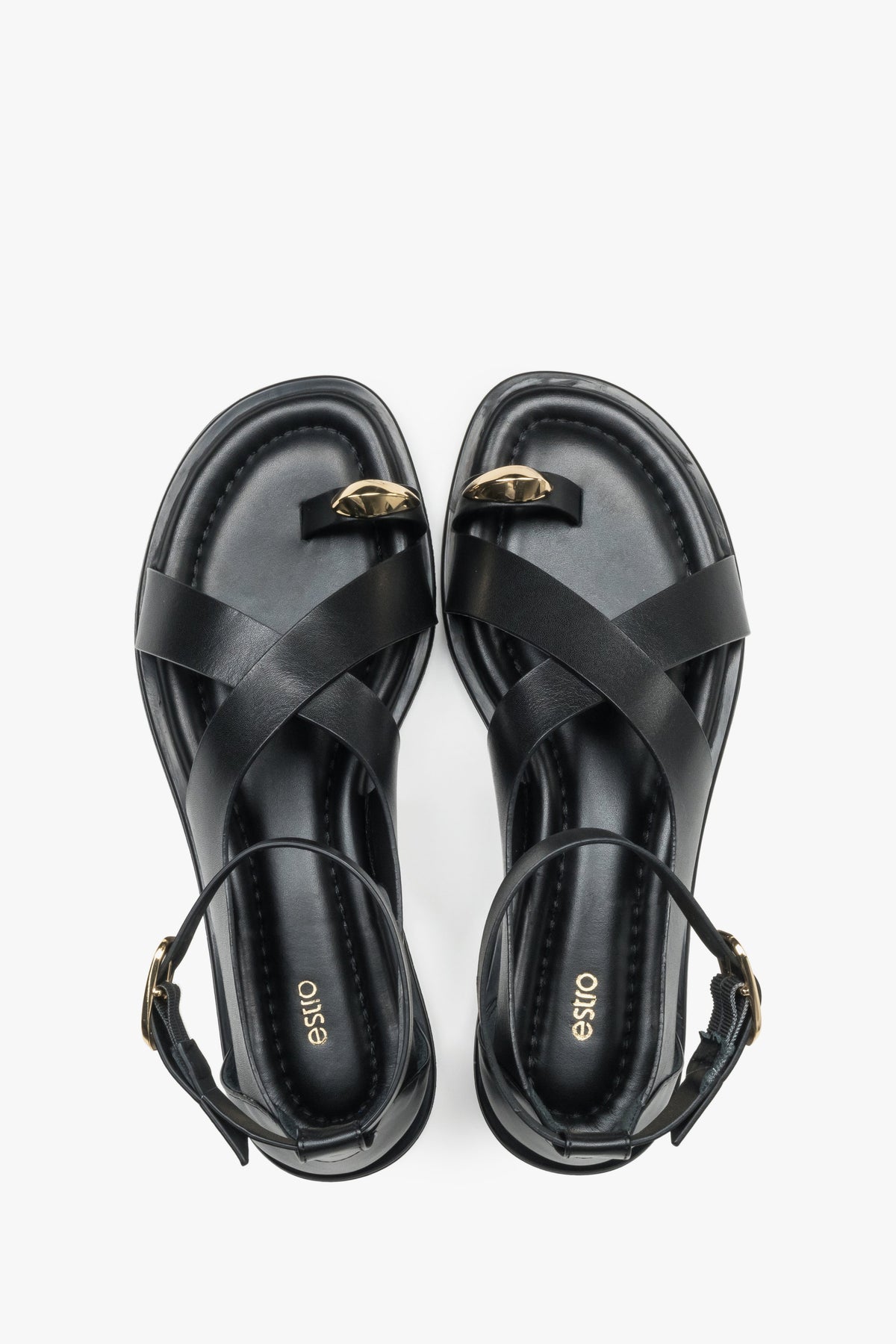 Schwarze Damen-Sandalen aus Leder von oben als Paar mit goldfarbenem Zehenring