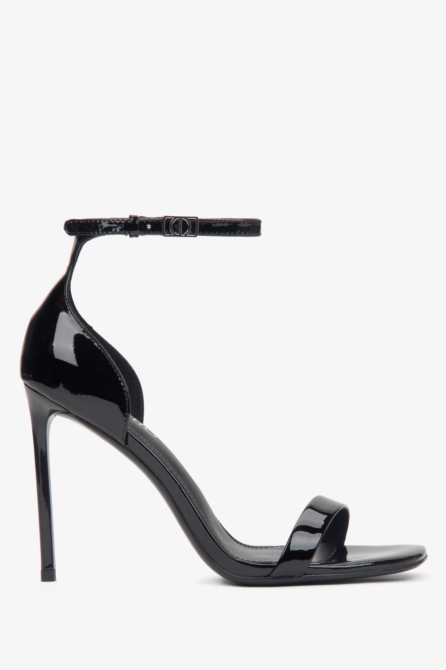 Schwarze High-Heel-Sandalen mit fest umschlossener Ferse im Seitenprofil