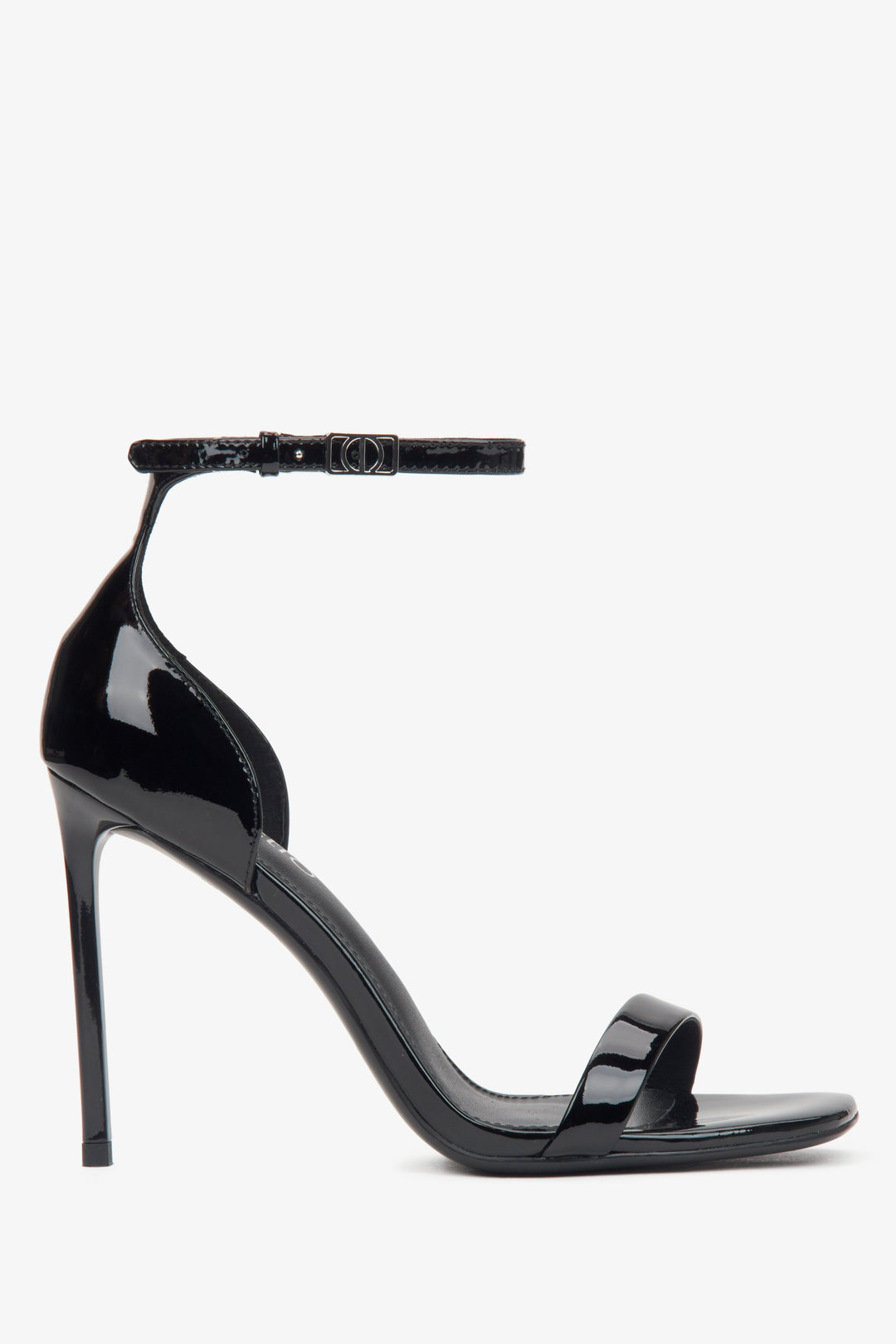 Schwarze High-Heel-Sandalen mit fest umschlossener Ferse im Seitenprofil