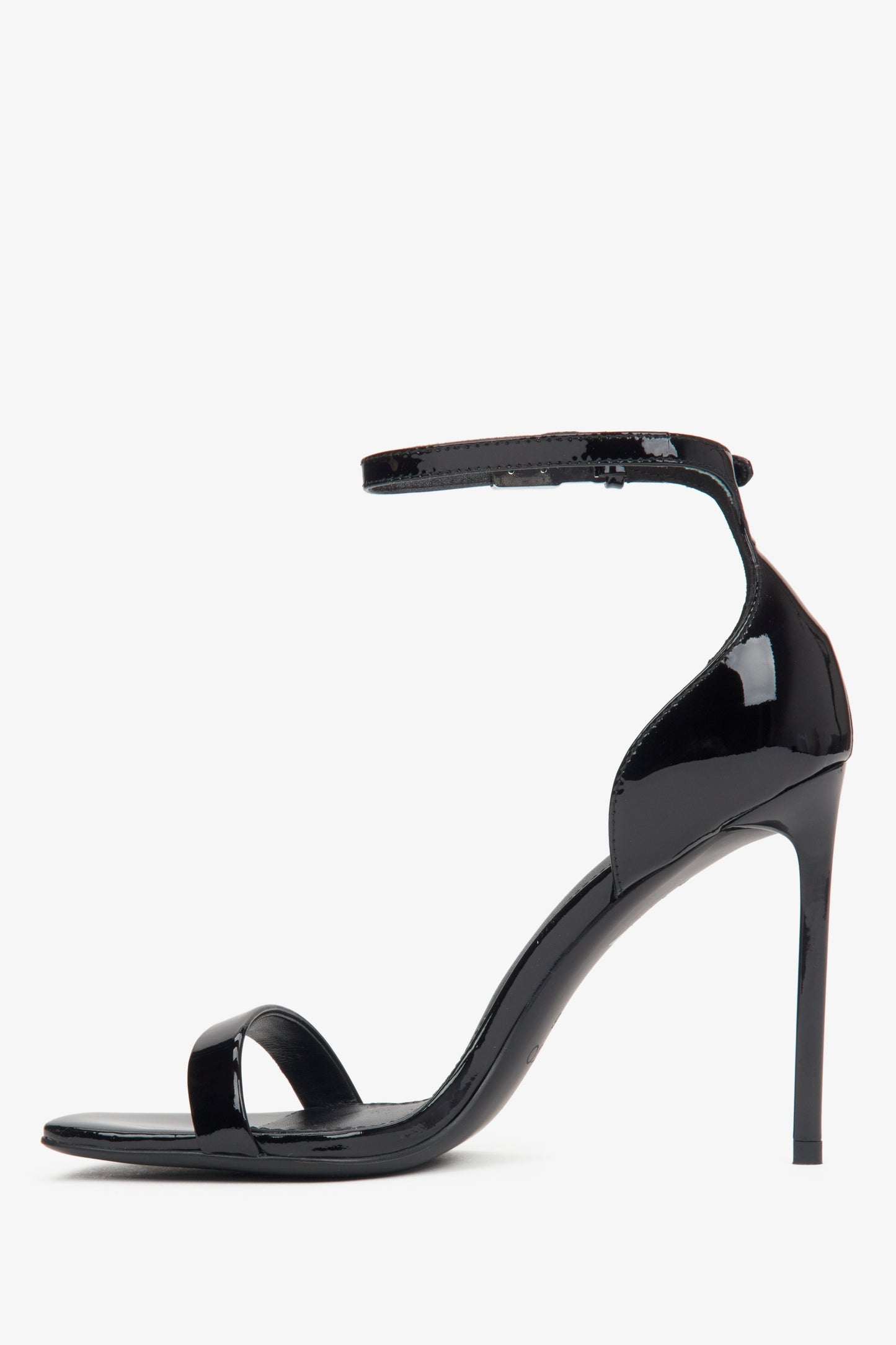 Seitenansicht der schwarzen Sandalen mit eingebauter Ferse