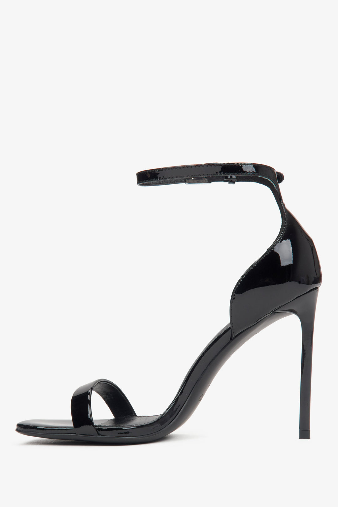 Seitenansicht der schwarzen Sandalen mit eingebauter Ferse