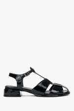 Seitenansicht der schwarzen Damen-Sandalen aus Lackleder mit Blockabsatz