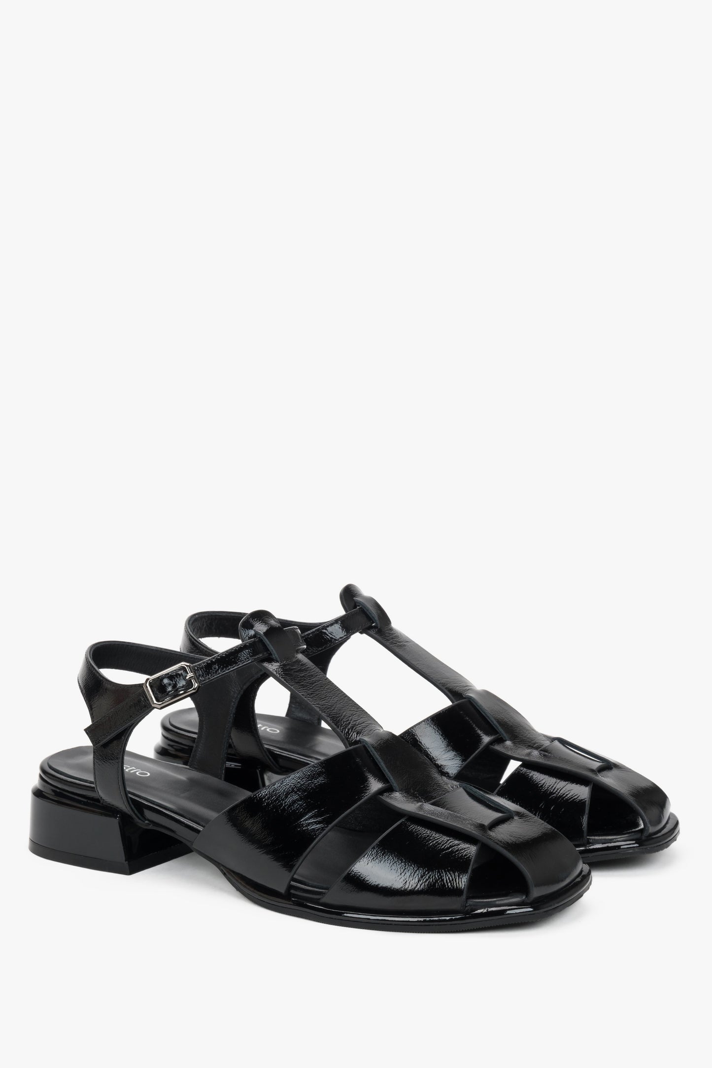 Paar schwarze Lackleder-Sandalen mit T-Strap von vorne