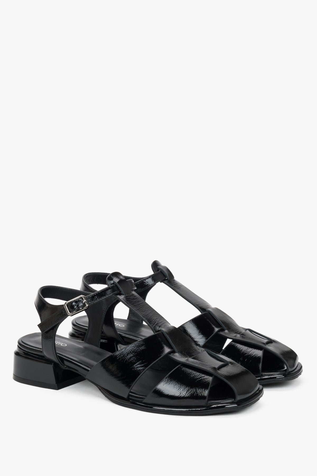 Paar schwarze Lackleder-Sandalen mit T-Strap von vorne
