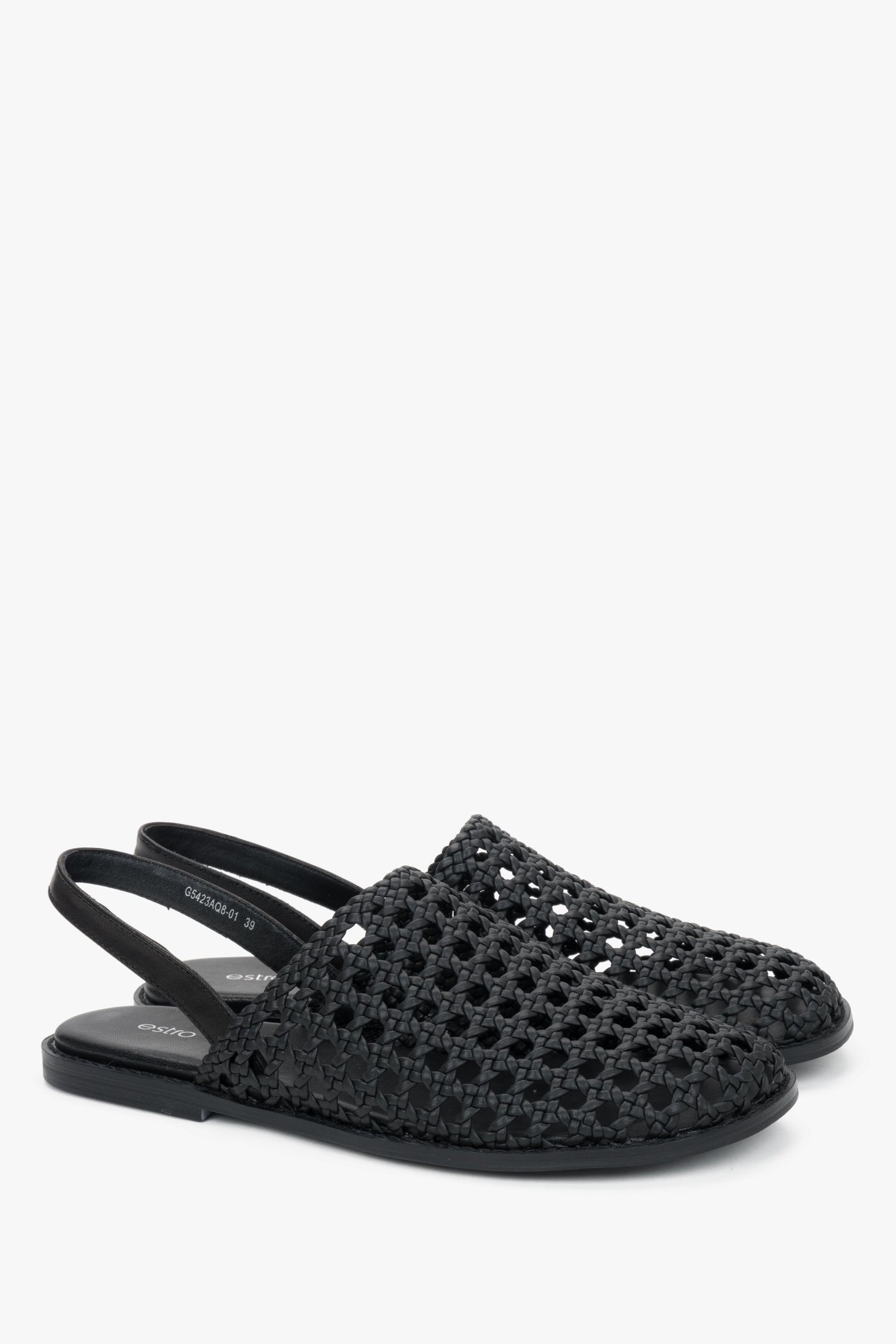 Angewinkelte Ansicht der schwarzen Damen-Sandalen mit Ajour-Muster aus Leder.