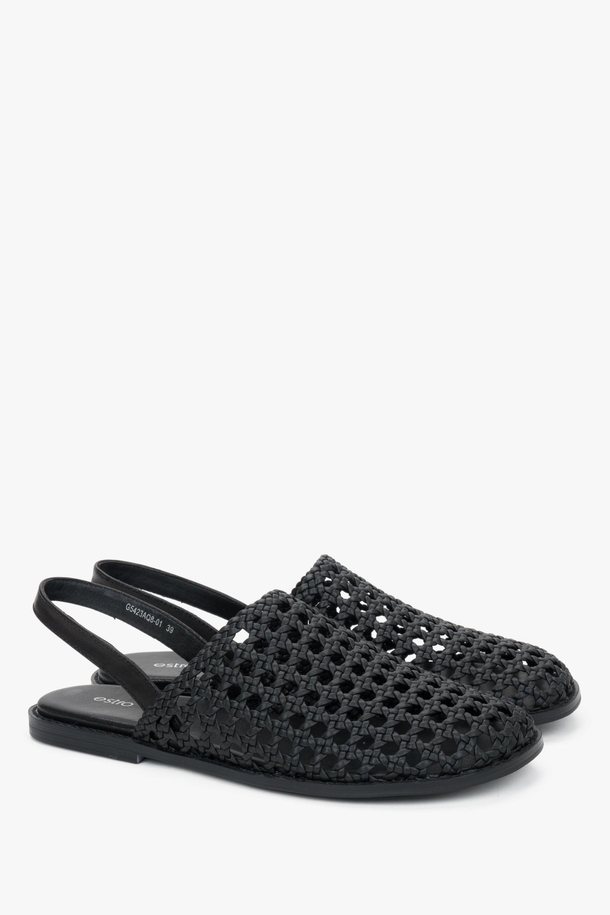 Angewinkelte Ansicht der schwarzen Damen-Sandalen mit Ajour-Muster aus Leder.