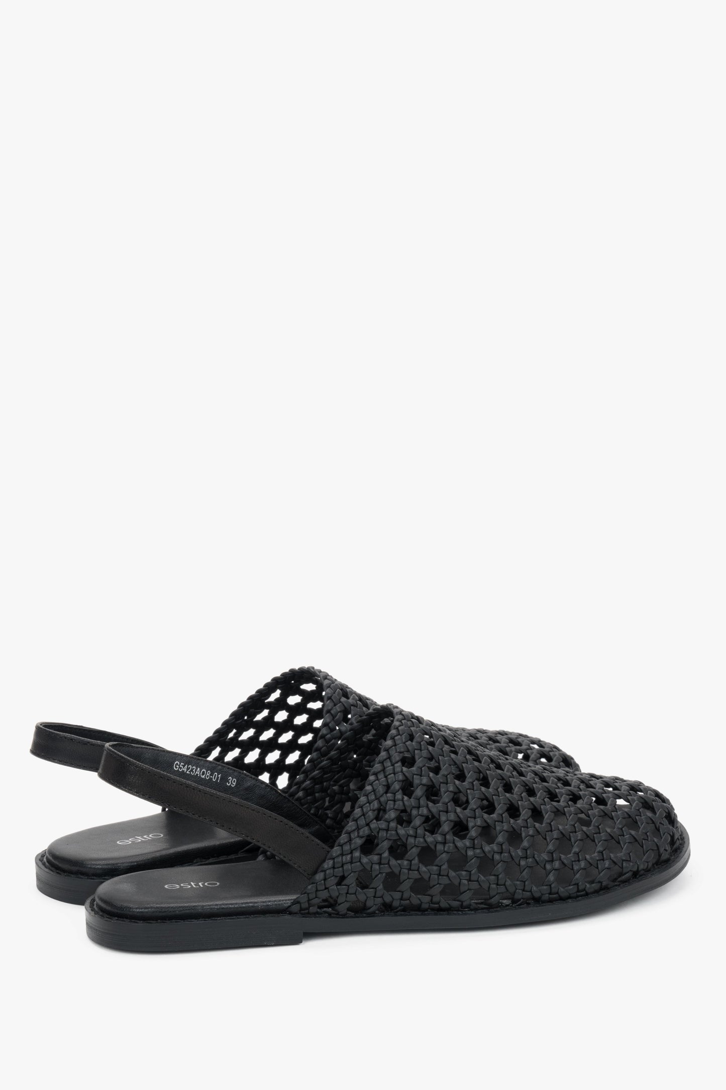 Rückansicht des Fersenbereichs der schwarzen Schlupf-Sandalen.