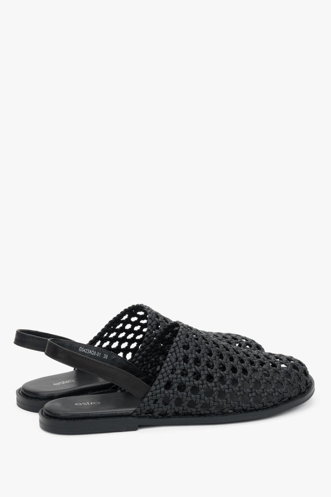 Rückansicht des Fersenbereichs der schwarzen Schlupf-Sandalen.