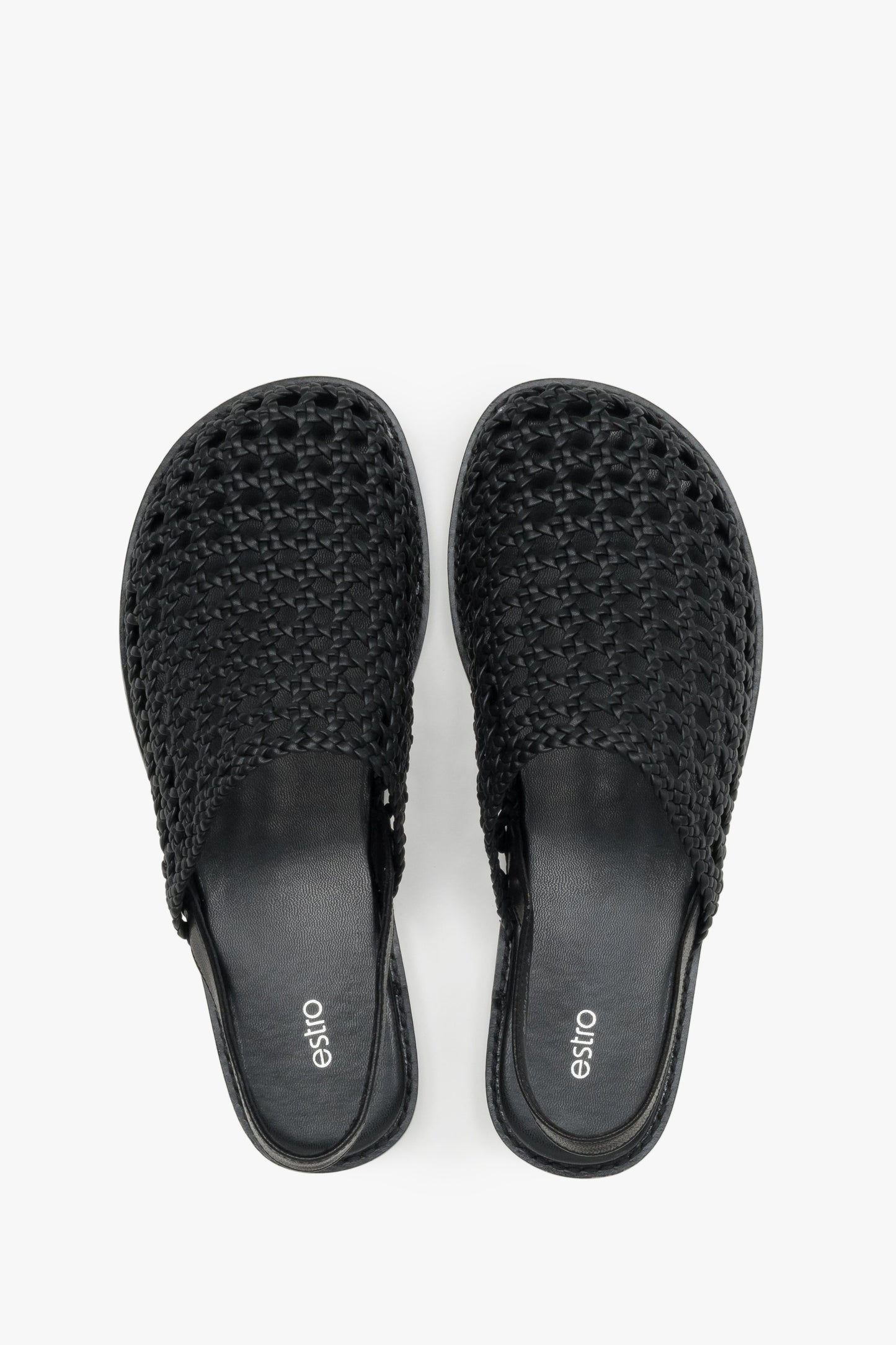 Draufsicht auf die schwarzen Sandalen mit geschlossener Zehenpartie und Lochmuster.