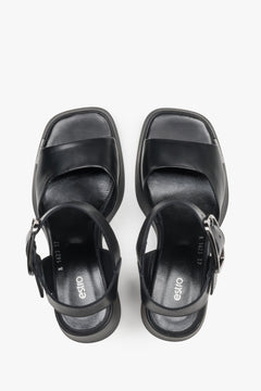 Schwarze Damen-Sandalen von oben mit breiten Riemen und Lederdecksohle