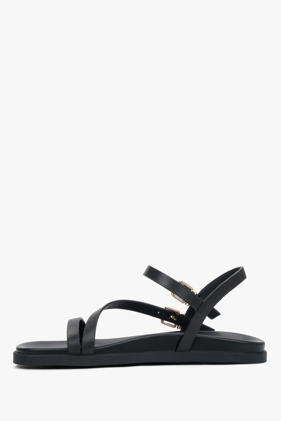 Seitenansicht der flachen schwarzen Leder-Sandalen für Damen.