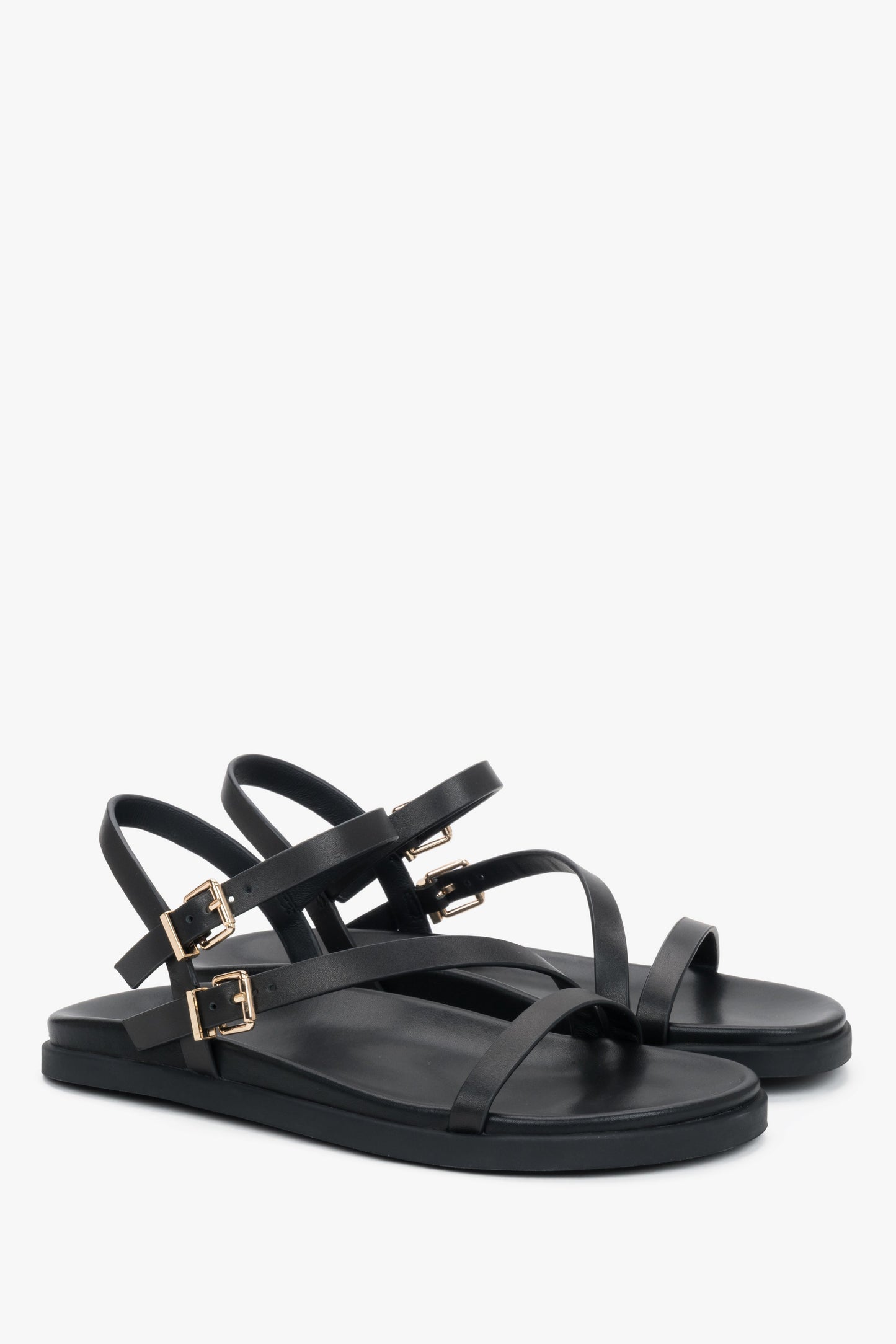 Schwarze Damen-Sandalen mit zierlichen Riemen und Schnallenverschluss.