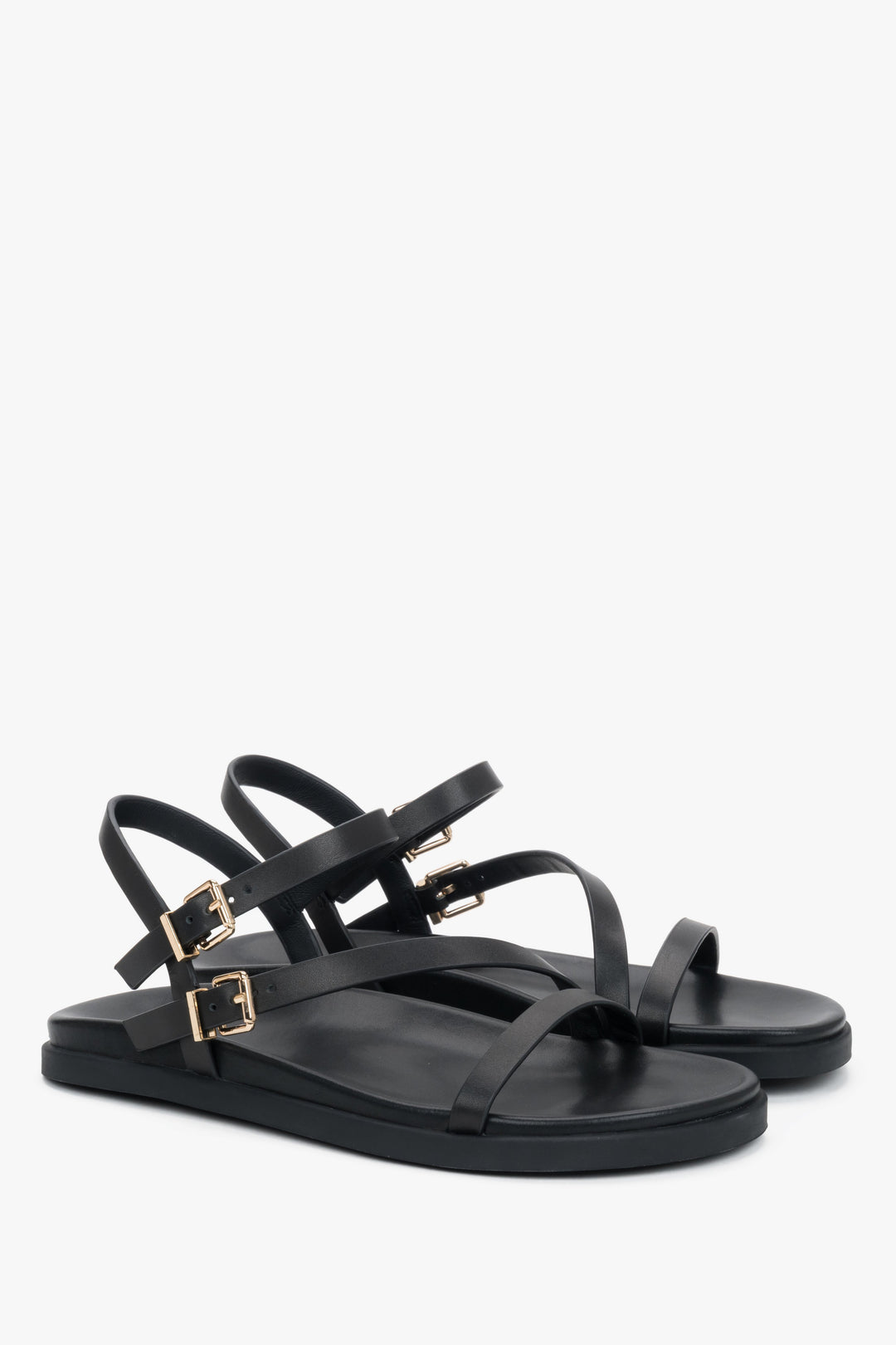 Schwarze Damen-Sandalen mit zierlichen Riemen und Schnallenverschluss.