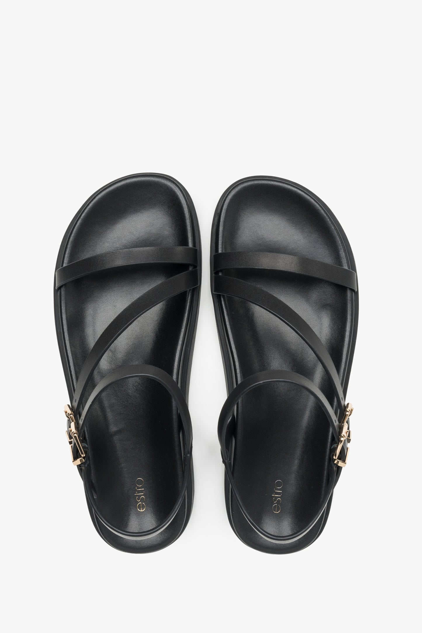 Draufsicht auf das Paar schwarzer Damen-Sandalen aus Echtleder.