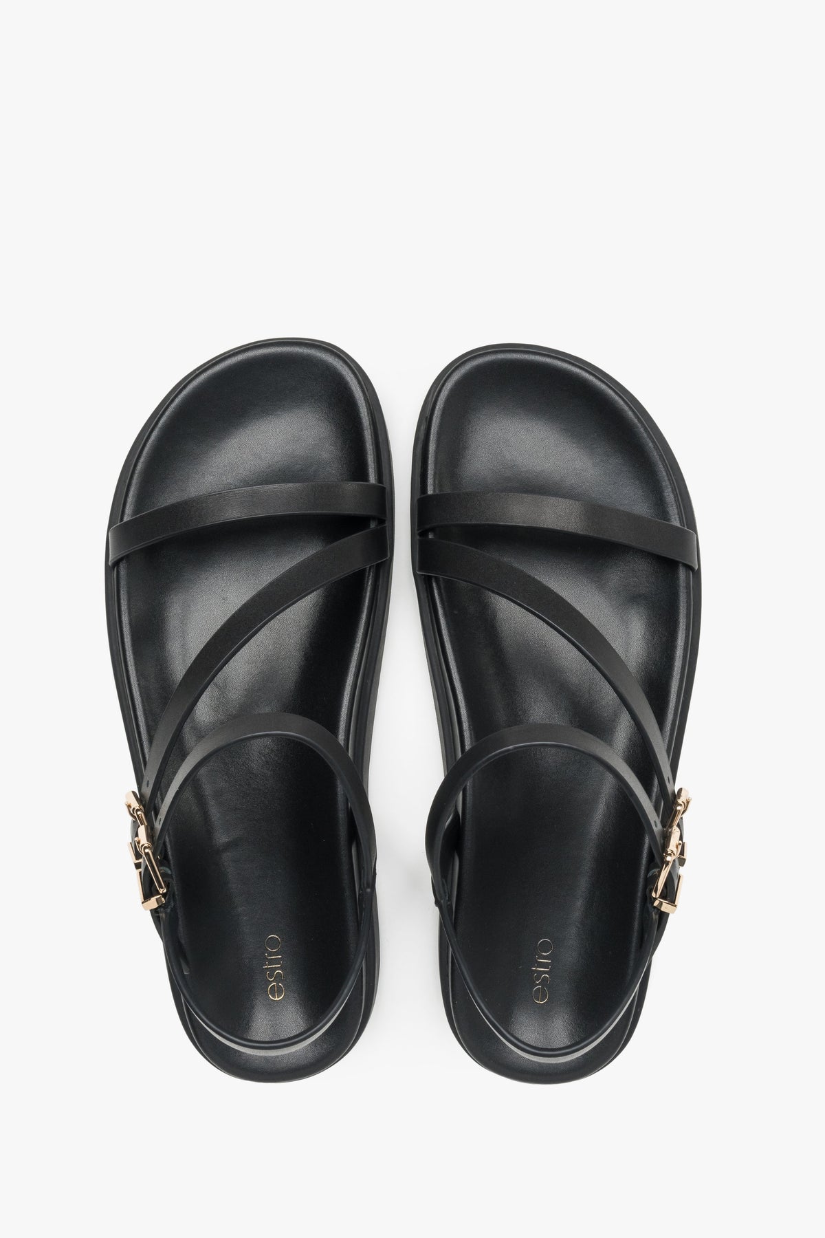 Draufsicht auf das Paar schwarzer Damen-Sandalen aus Echtleder.